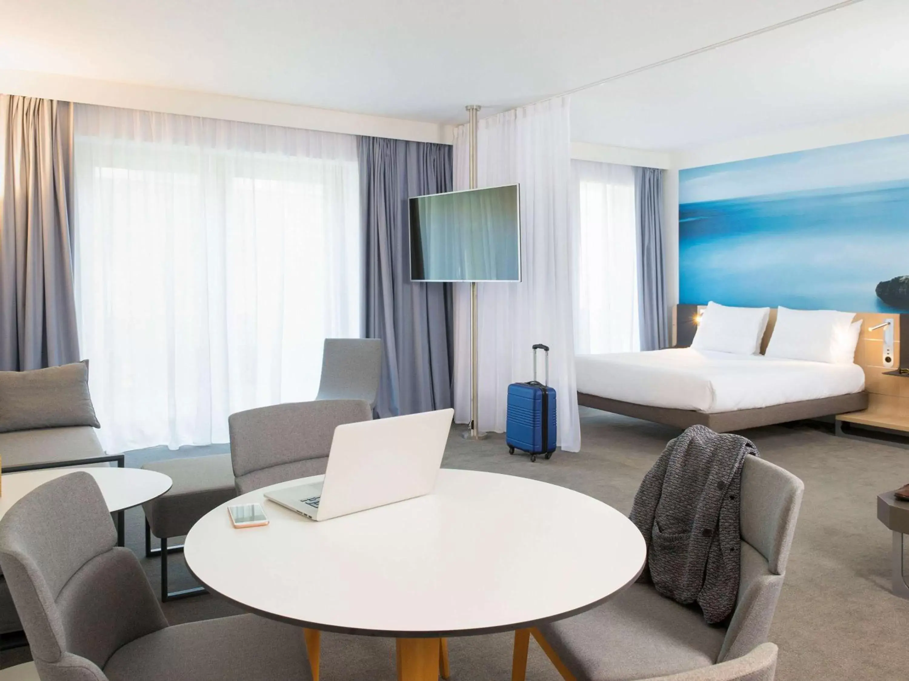 Photo of the whole room in Novotel Charleroi Centre