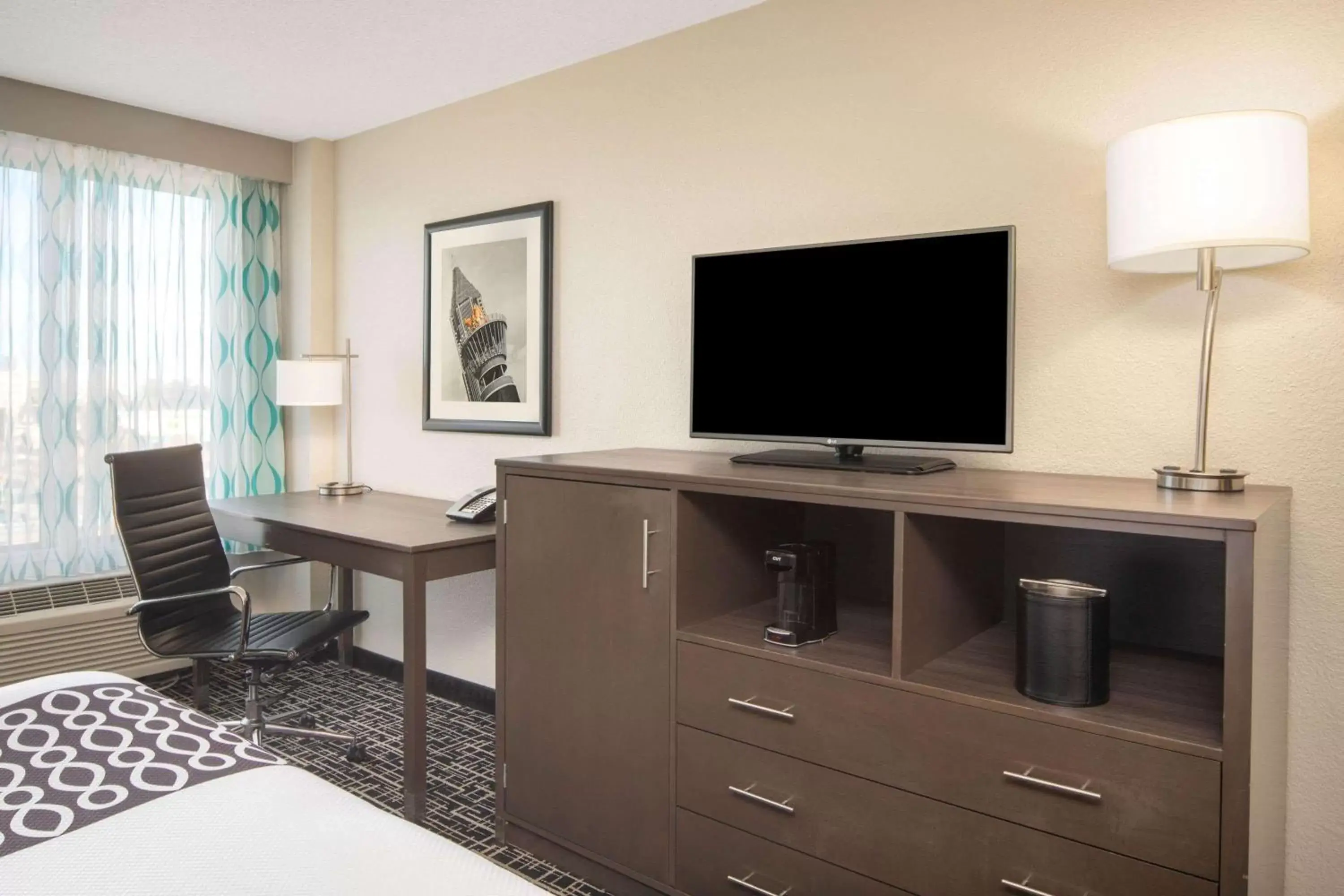 Photo of the whole room, TV/Entertainment Center in La Quinta by Wyndham Atlanta Airport North