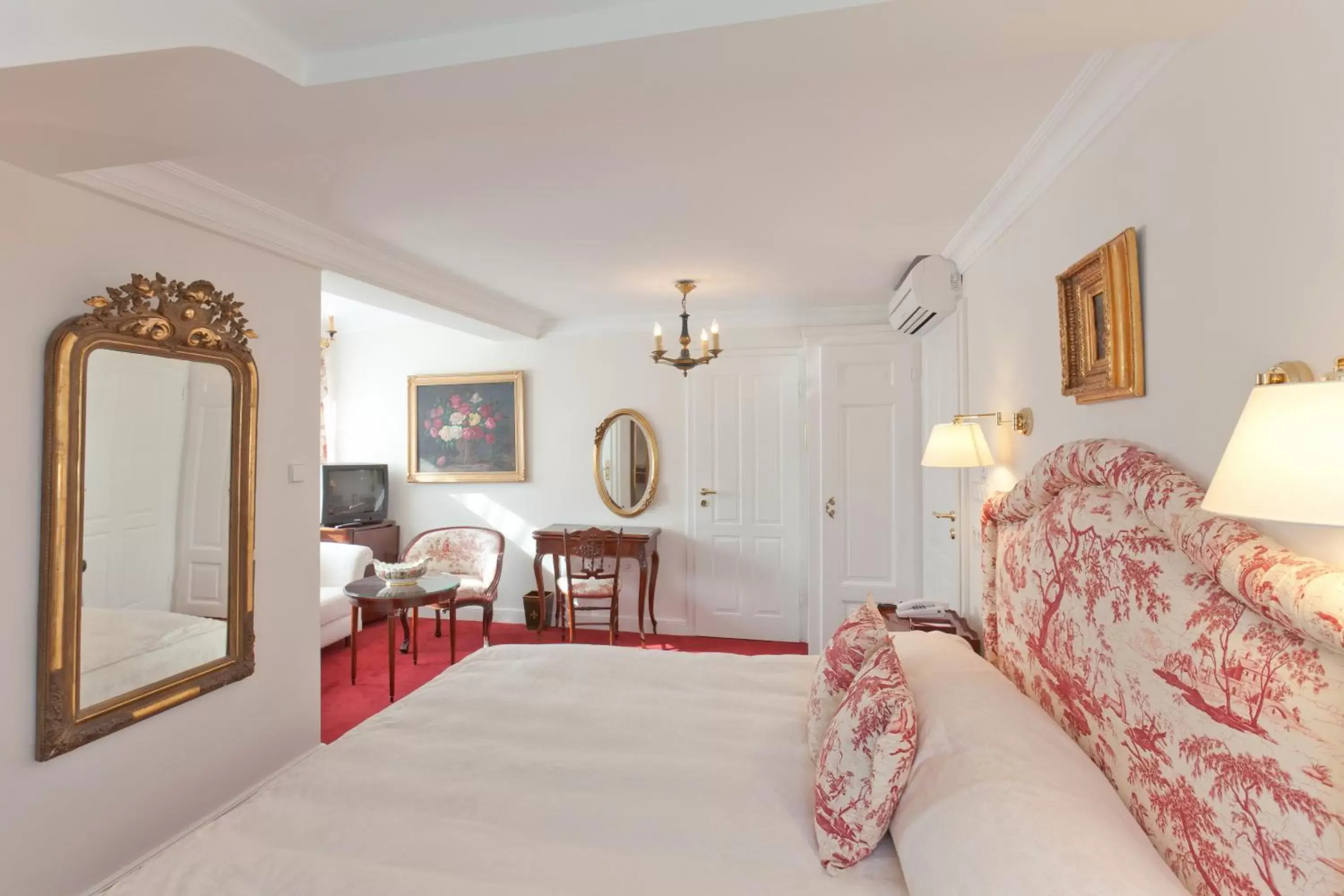 Photo of the whole room, Seating Area in Hotel Belle Epoque