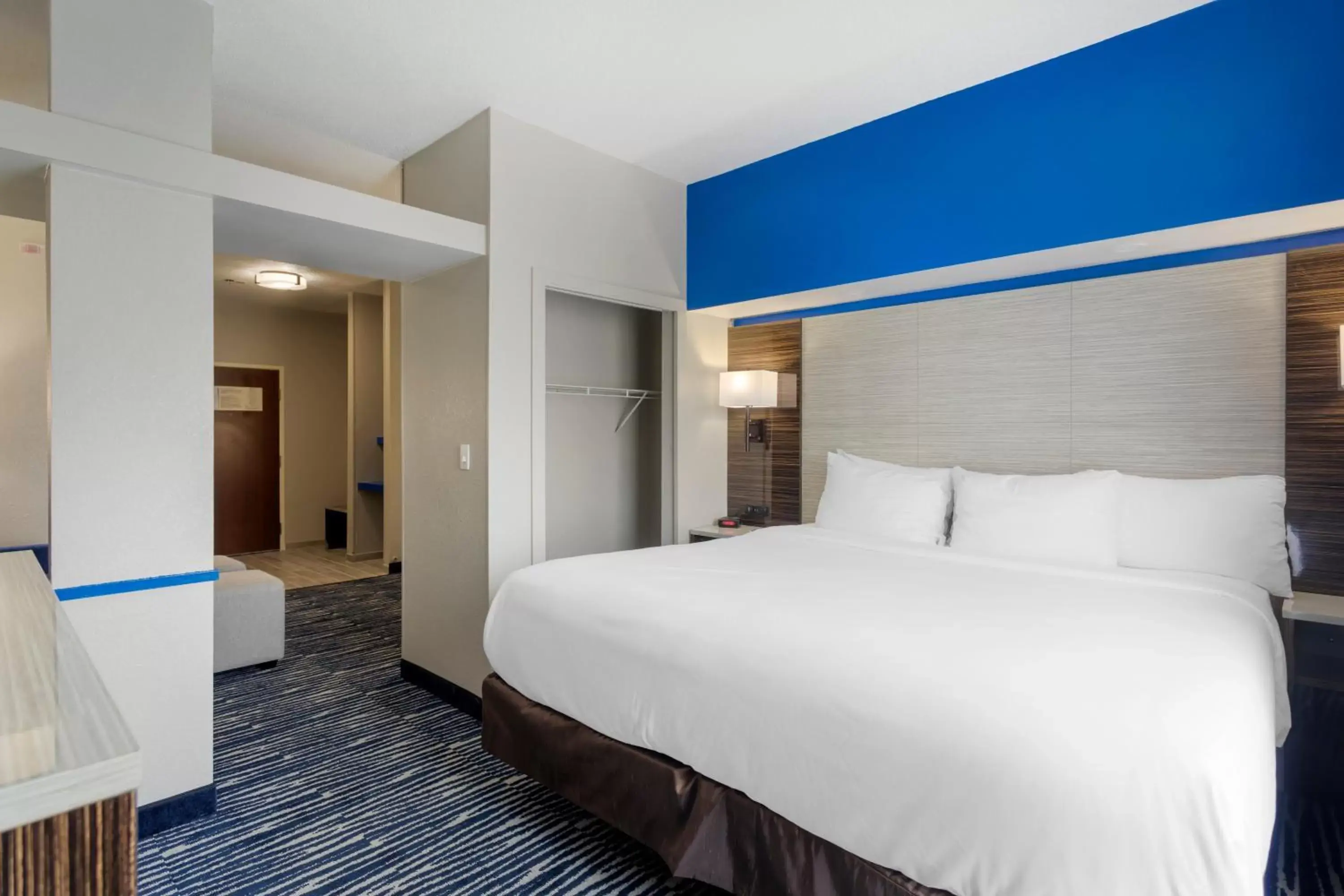 Photo of the whole room, Bed in Comfort Inn & Suites