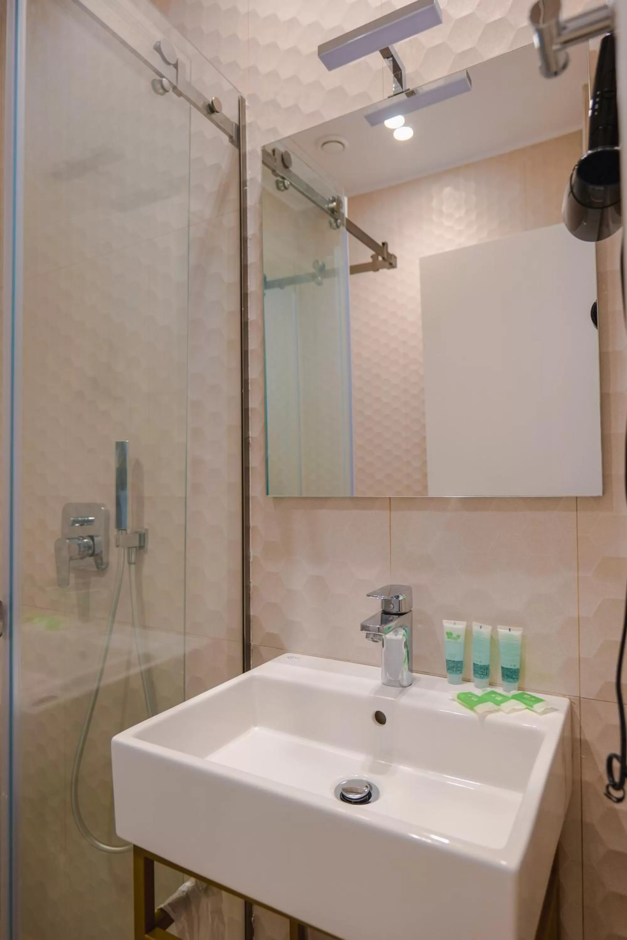 Shower in Otto Hotel