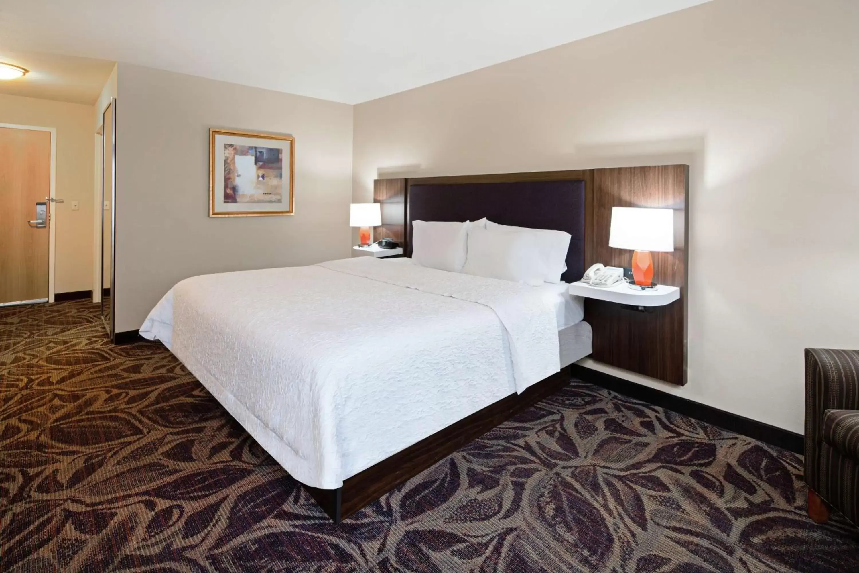 Bed in Hampton Inn & Suites Bremerton Bed in Hampton Inn & Suites Bremerton