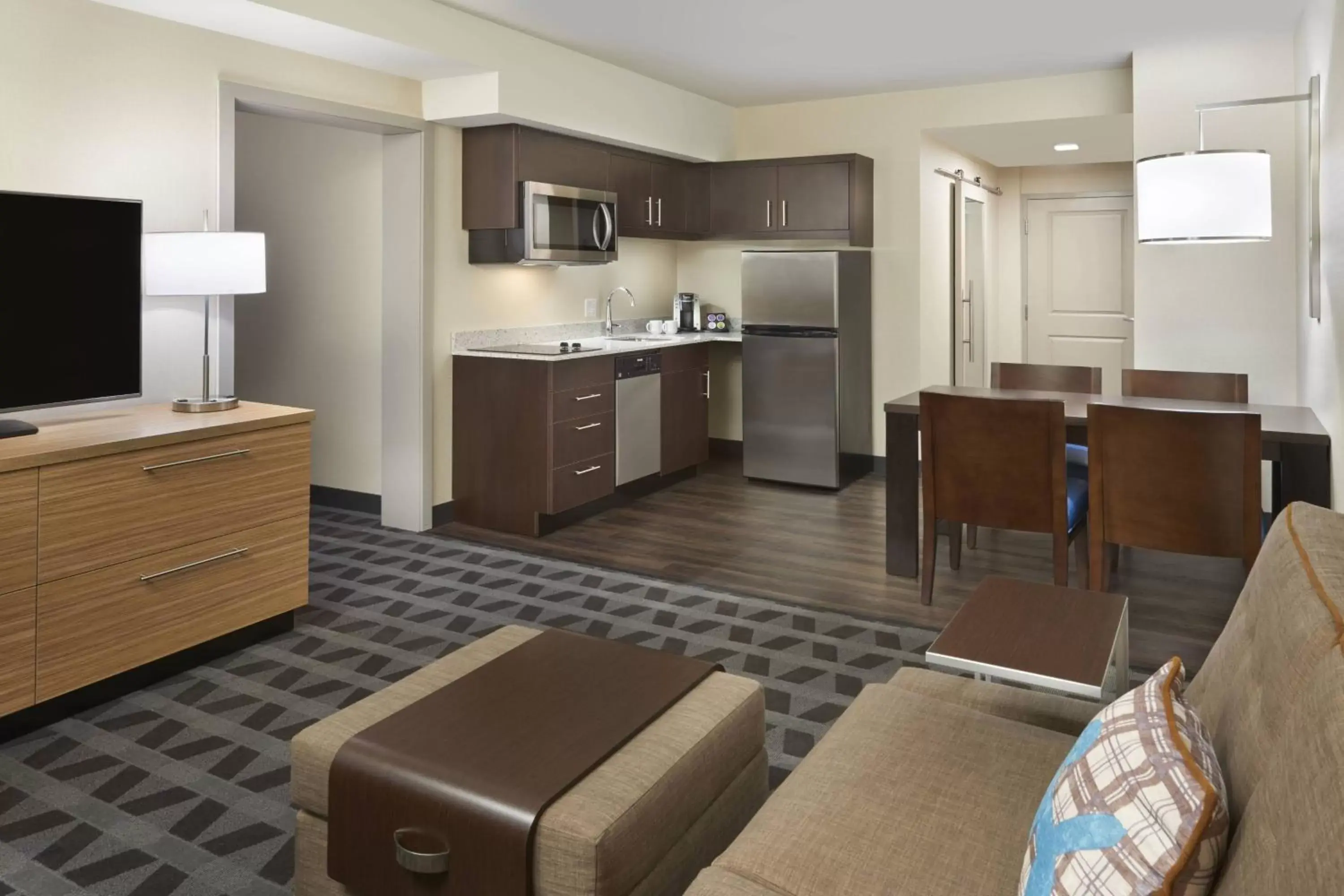 Bedroom, Kitchen/Kitchenette in TownePlace Suites by Marriott Oshawa