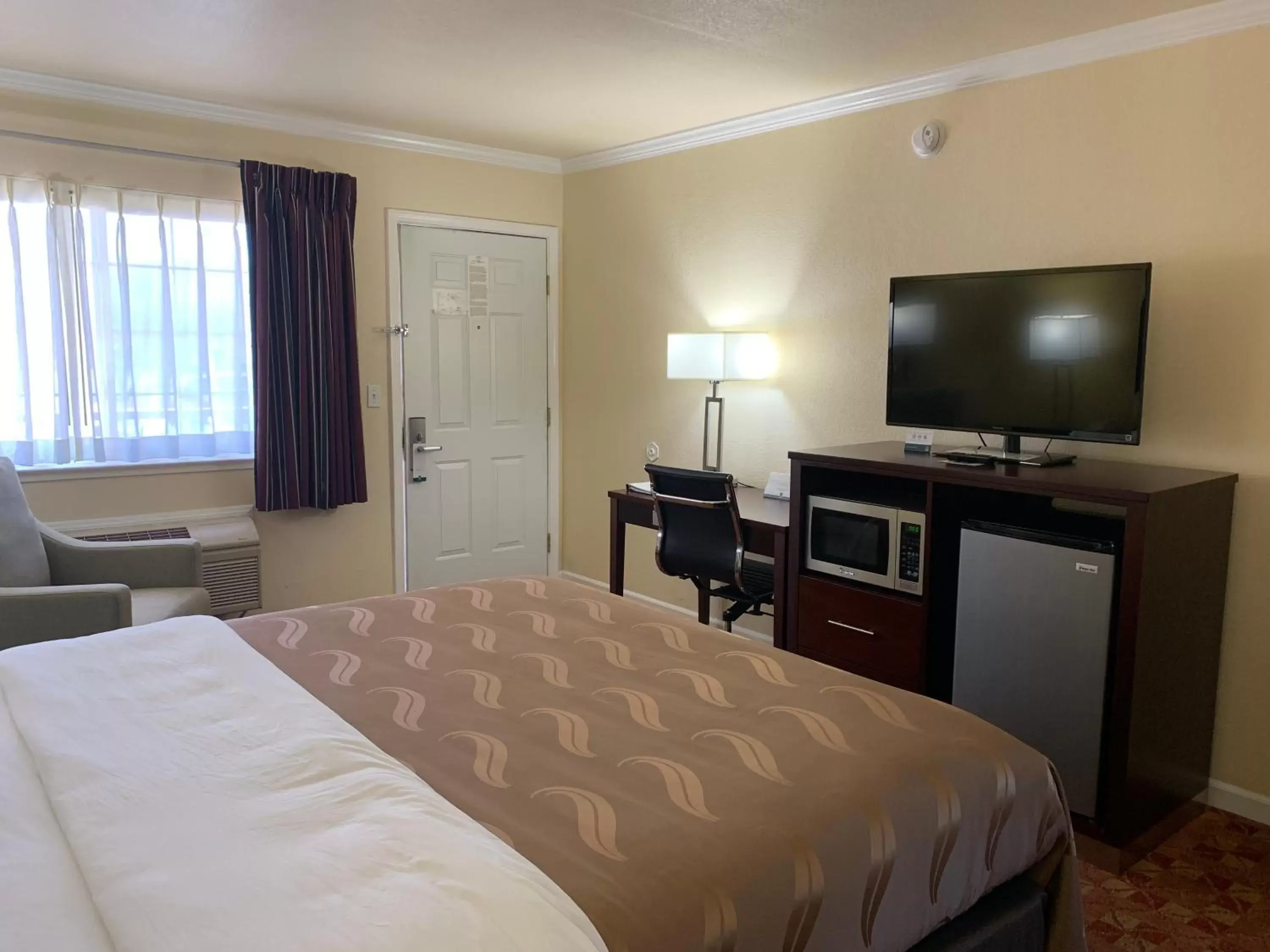 Photo of the whole room, TV/Entertainment Center in Quality Inn Ukiah Downtown