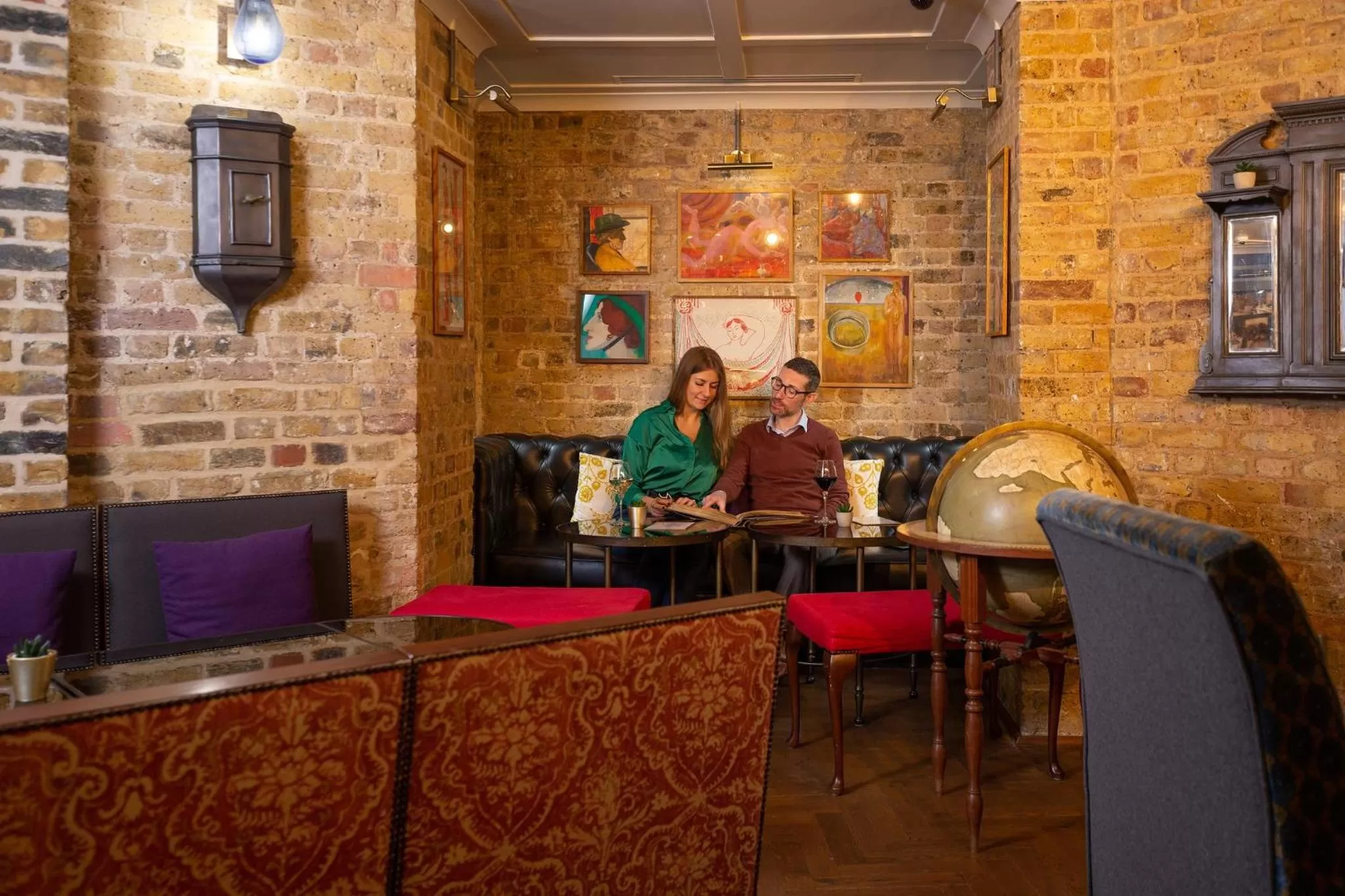 Lounge or bar in Morton Hotel