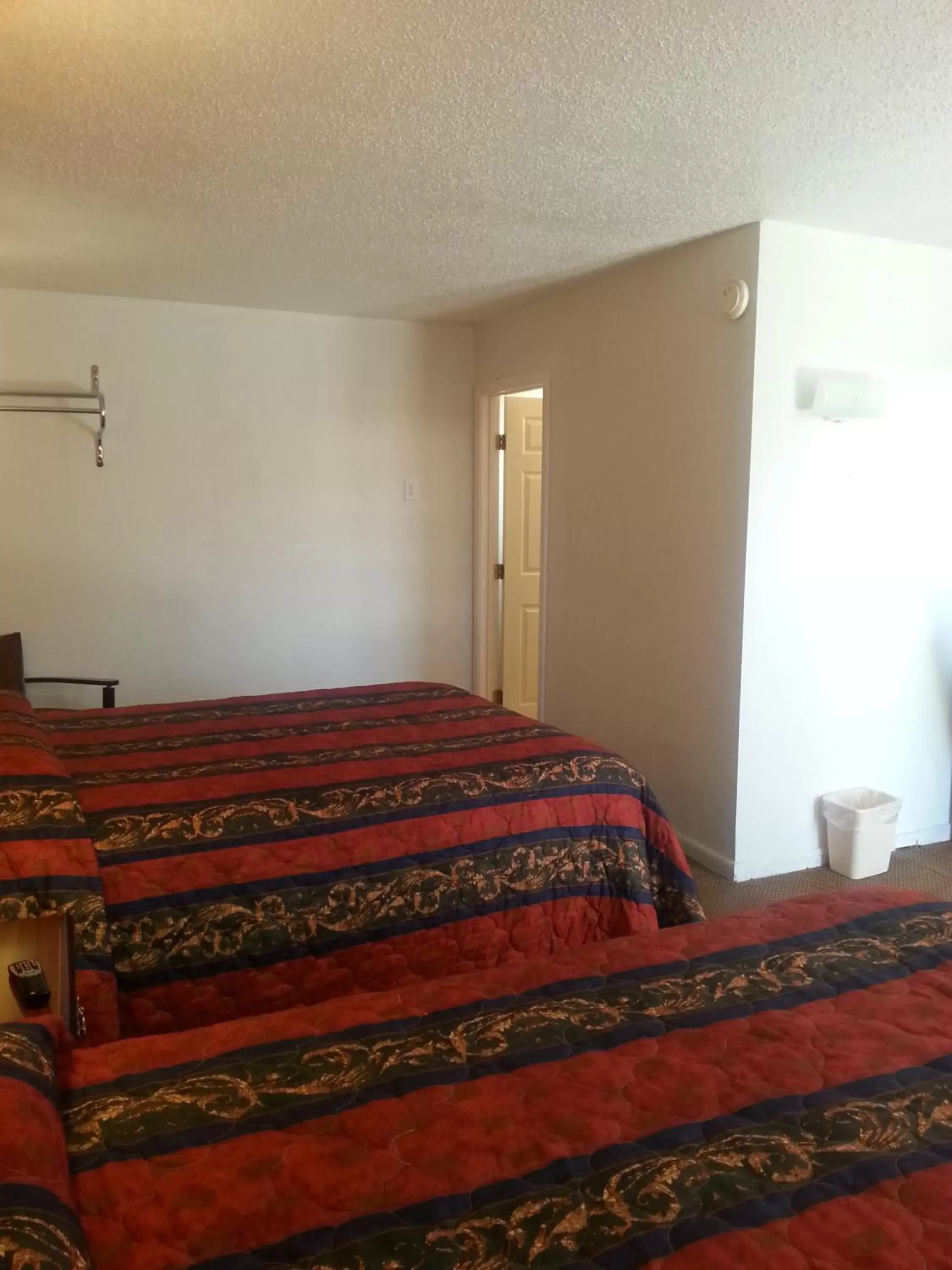 Photo of the whole room, Bed in Budget Inn