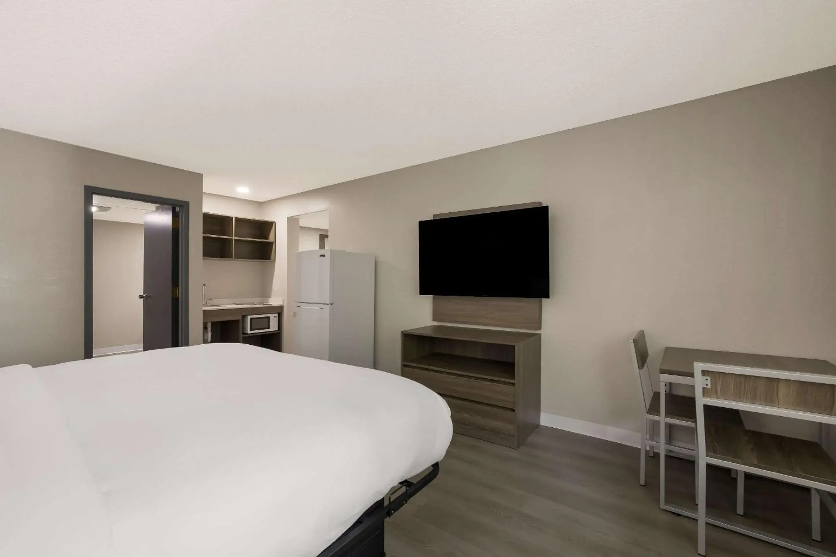 Bedroom, TV/Entertainment Center in Suburban Studios Milwaukee Airport