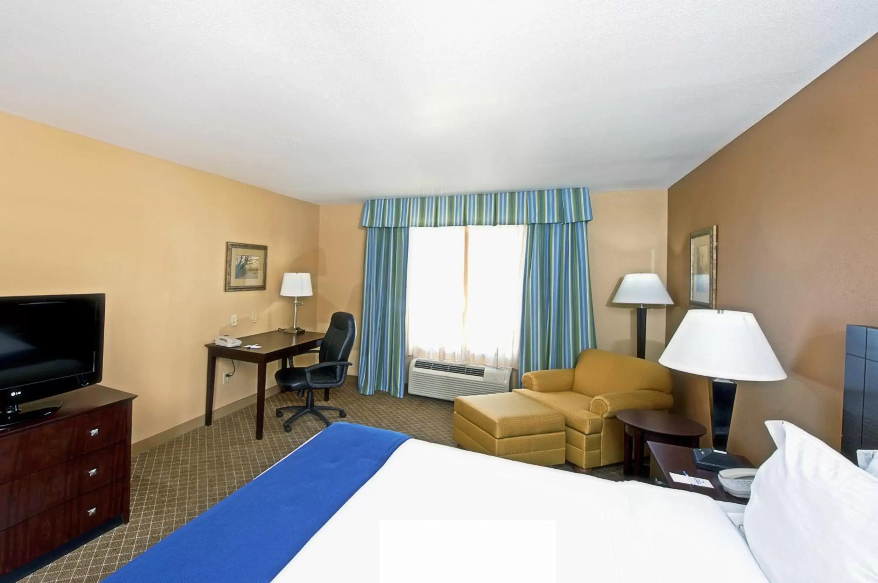 King Suite - Disability Access in Holiday Inn Express & Suites Tucson, an IHG Hotel