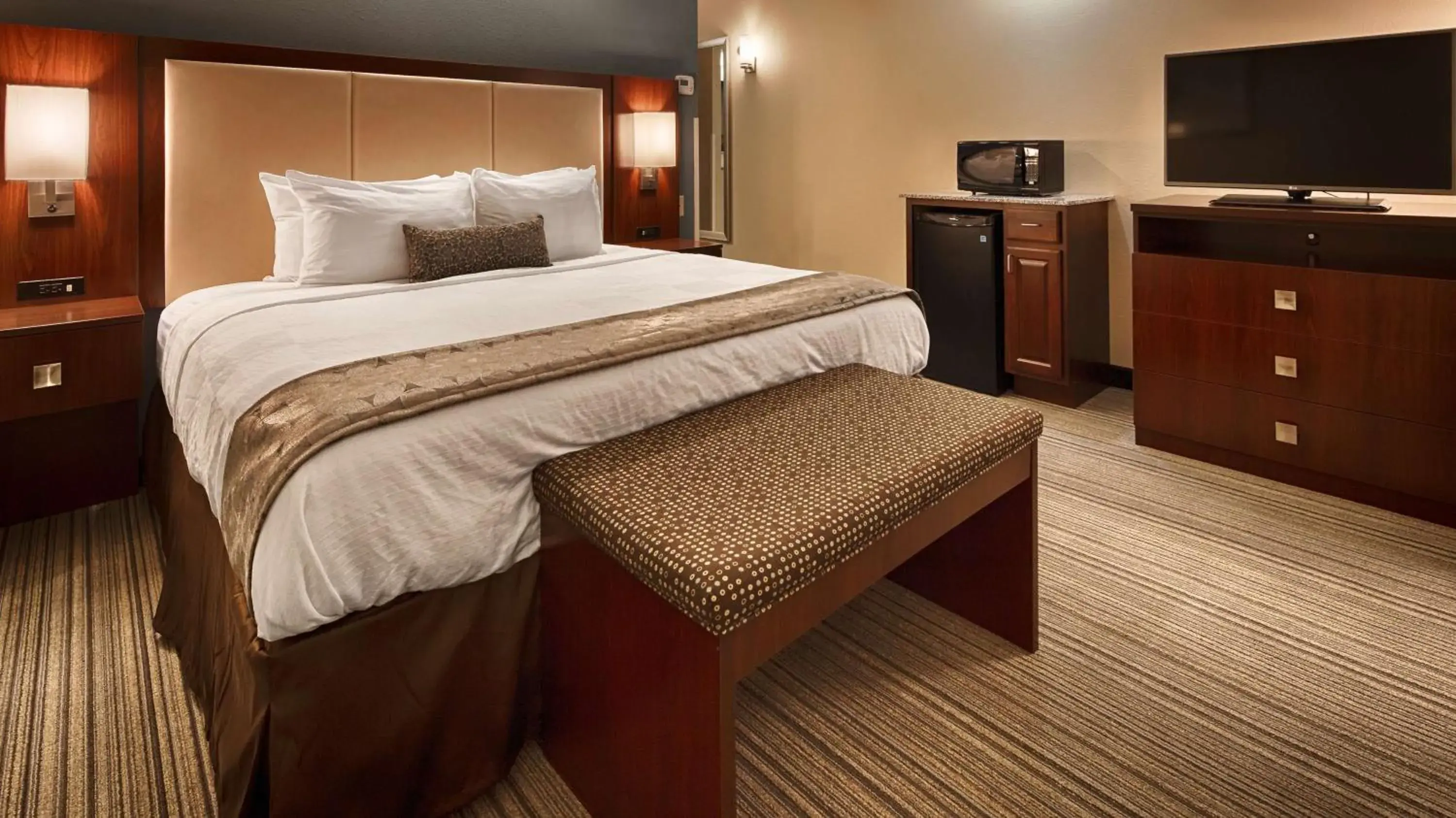 Photo of the whole room, Bed in Best Western Plus Boardman Inn & Suites