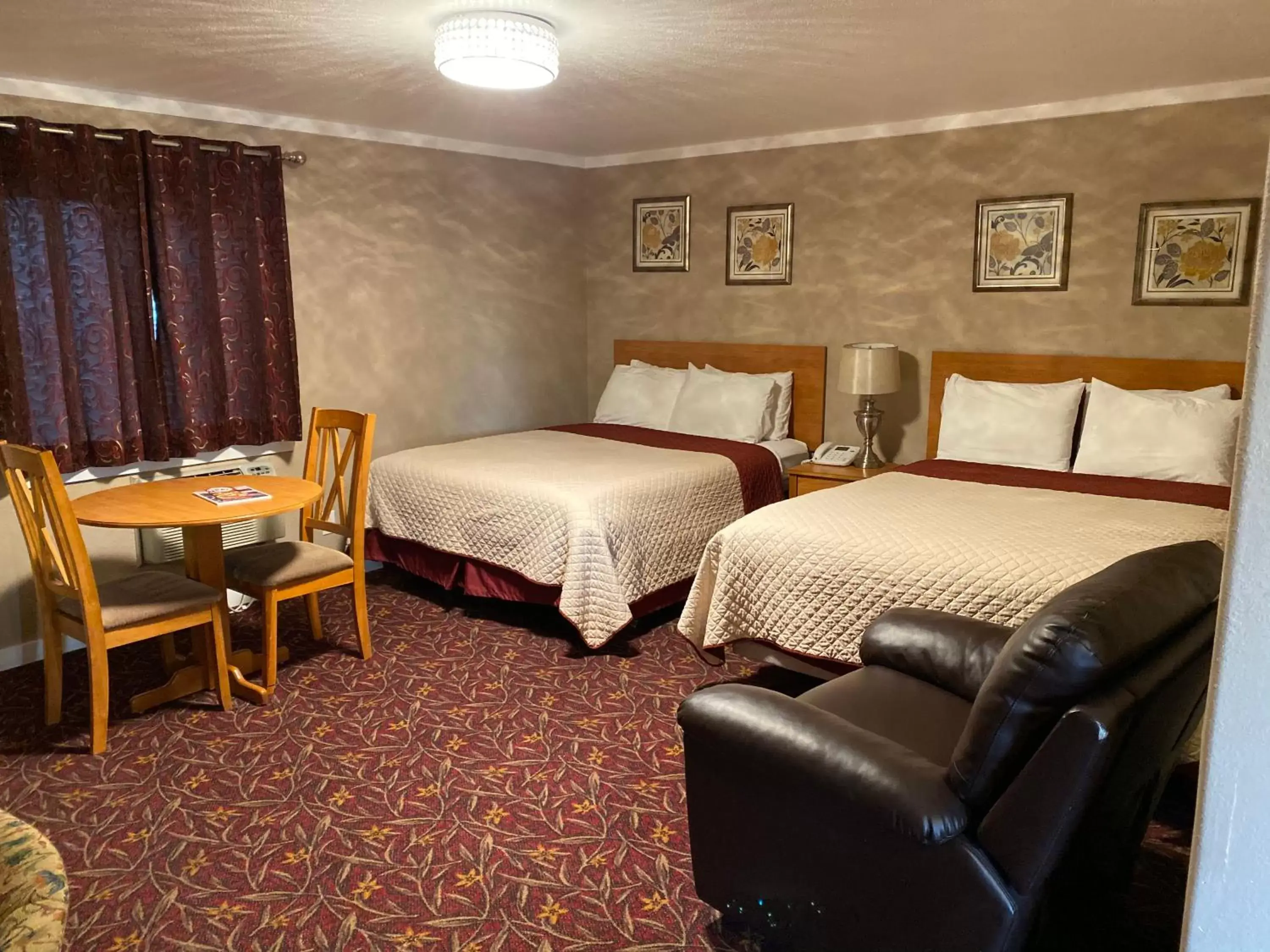 Photo of the whole room in Cascade Lodge