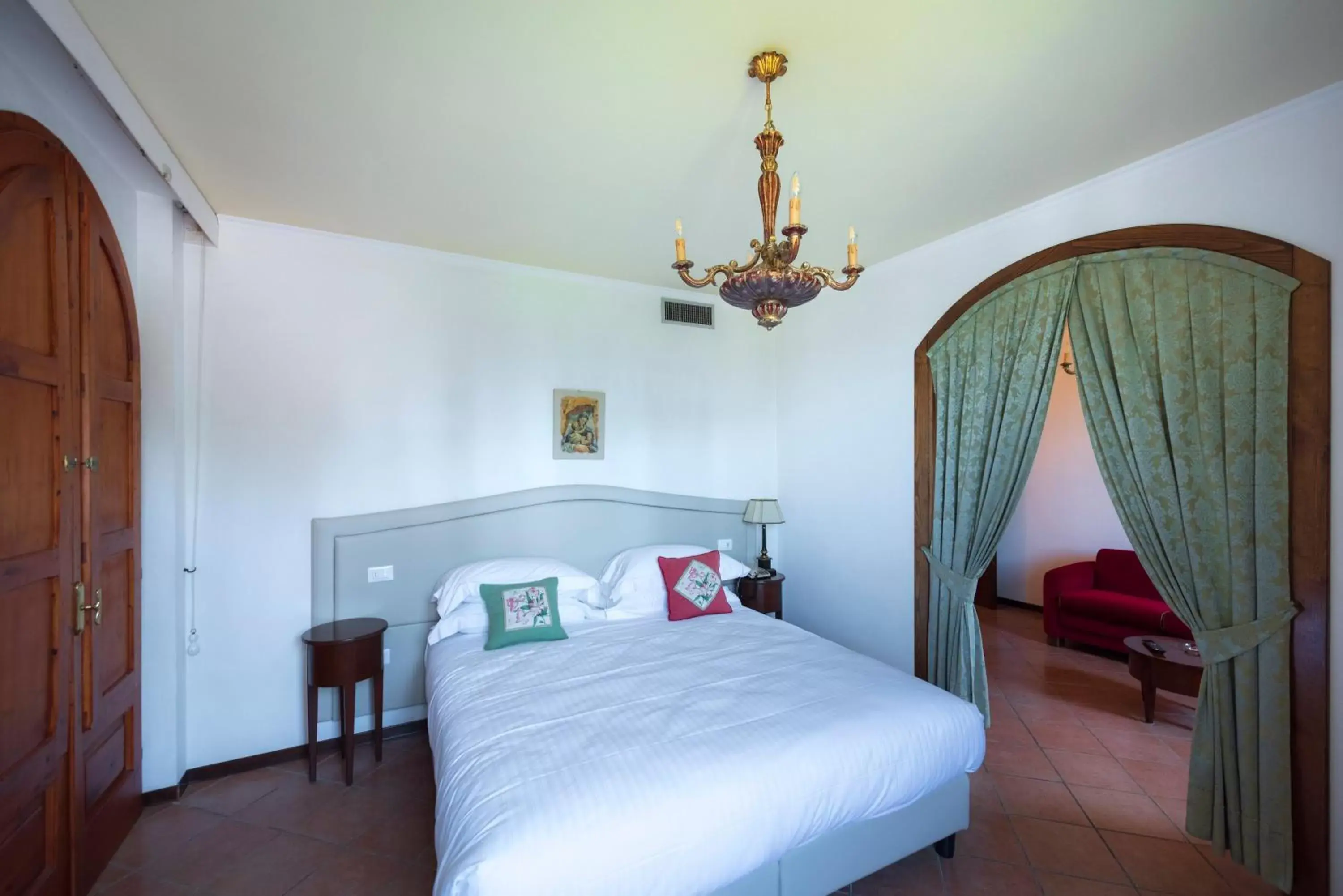 Bed in Villa Scacciapensieri Boutique Hotel