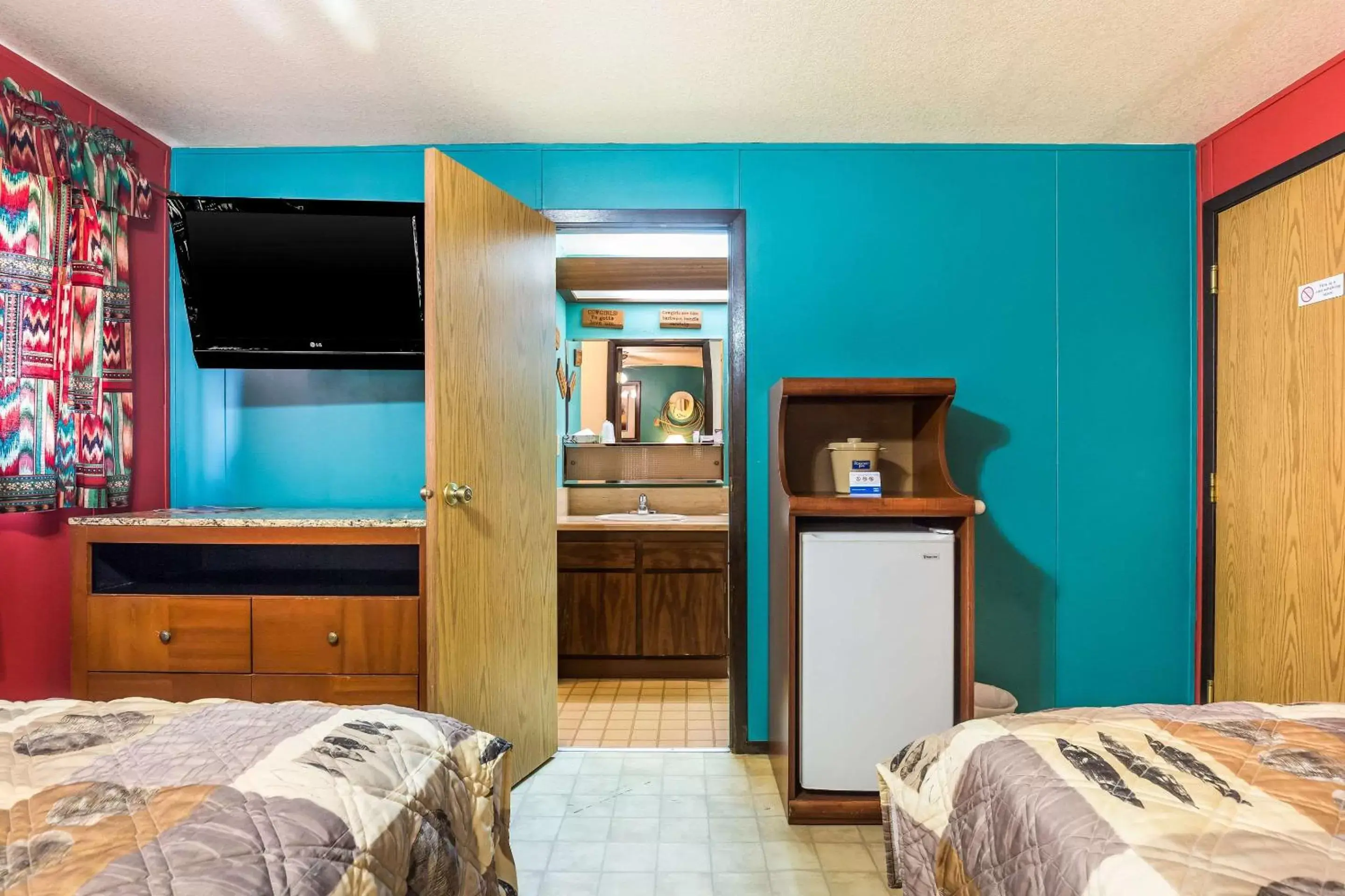 Photo of the whole room, TV/Entertainment Center in Rodeway Inn & Suites Big Water - Antelope Canyon