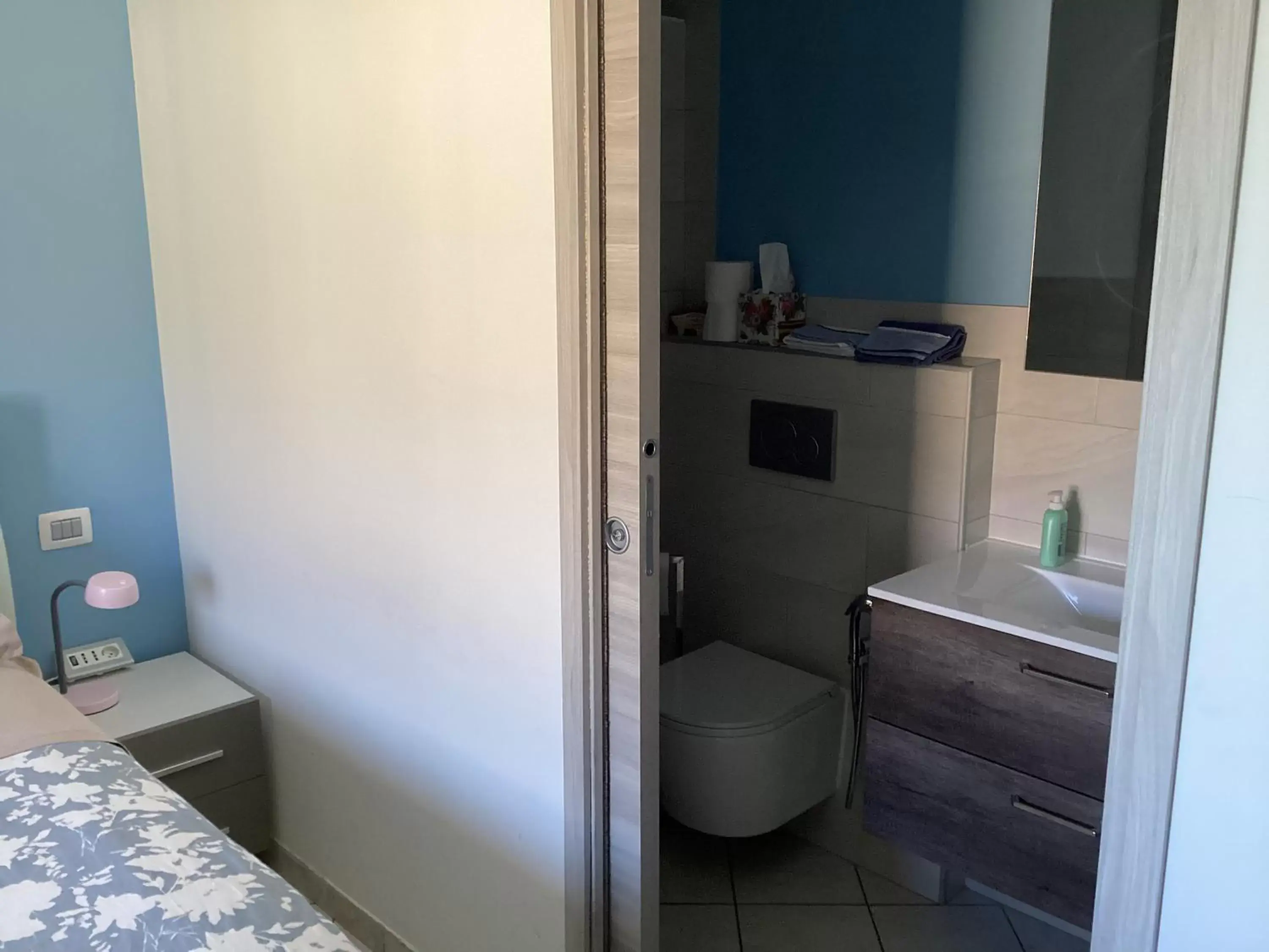 Bathroom in Bed and Breakfast da Giuseppe, Camere vicino stabilimento Ferrari