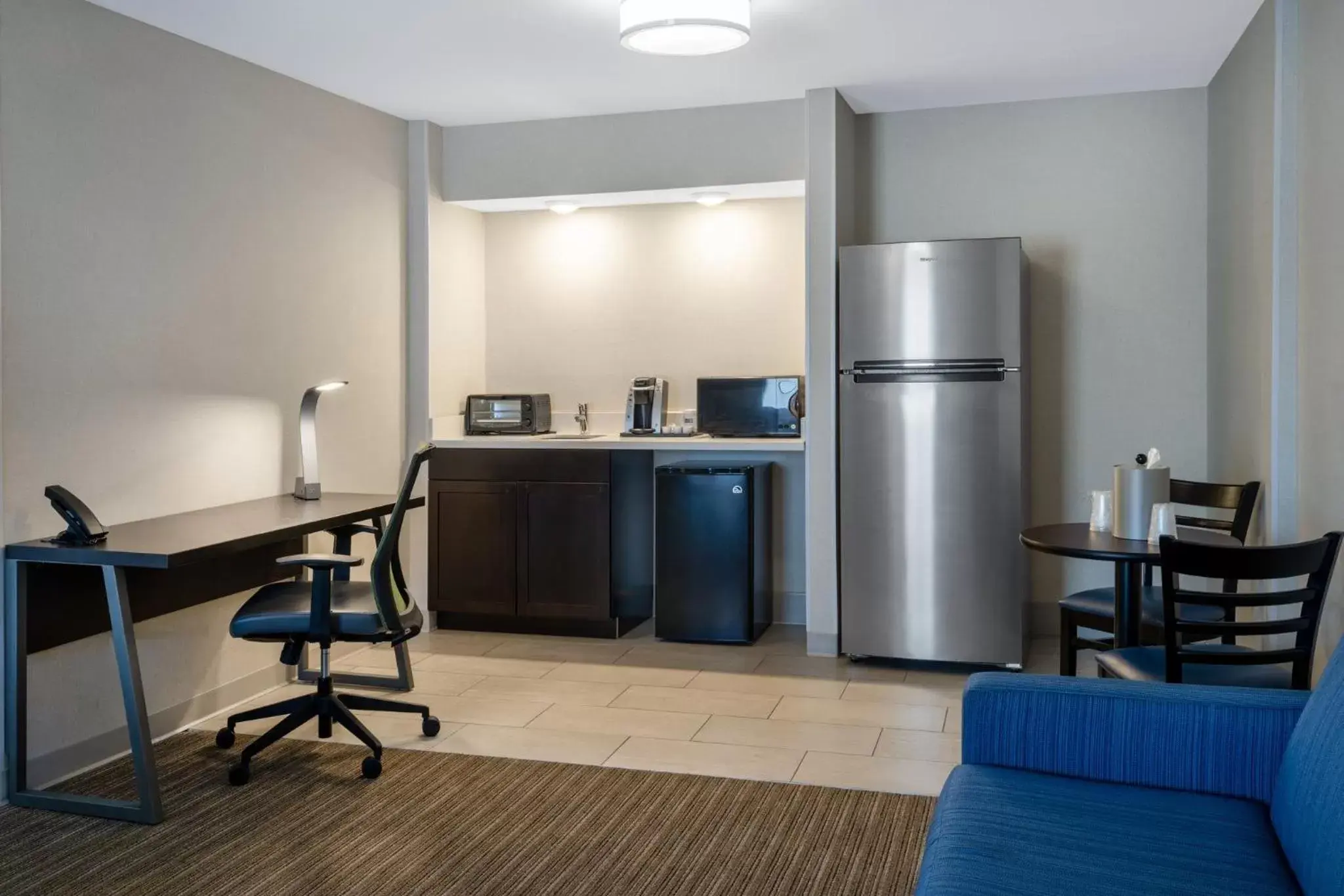 Photo of the whole room, Kitchen/Kitchenette in Holiday Inn Express Corydon, an IHG Hotel