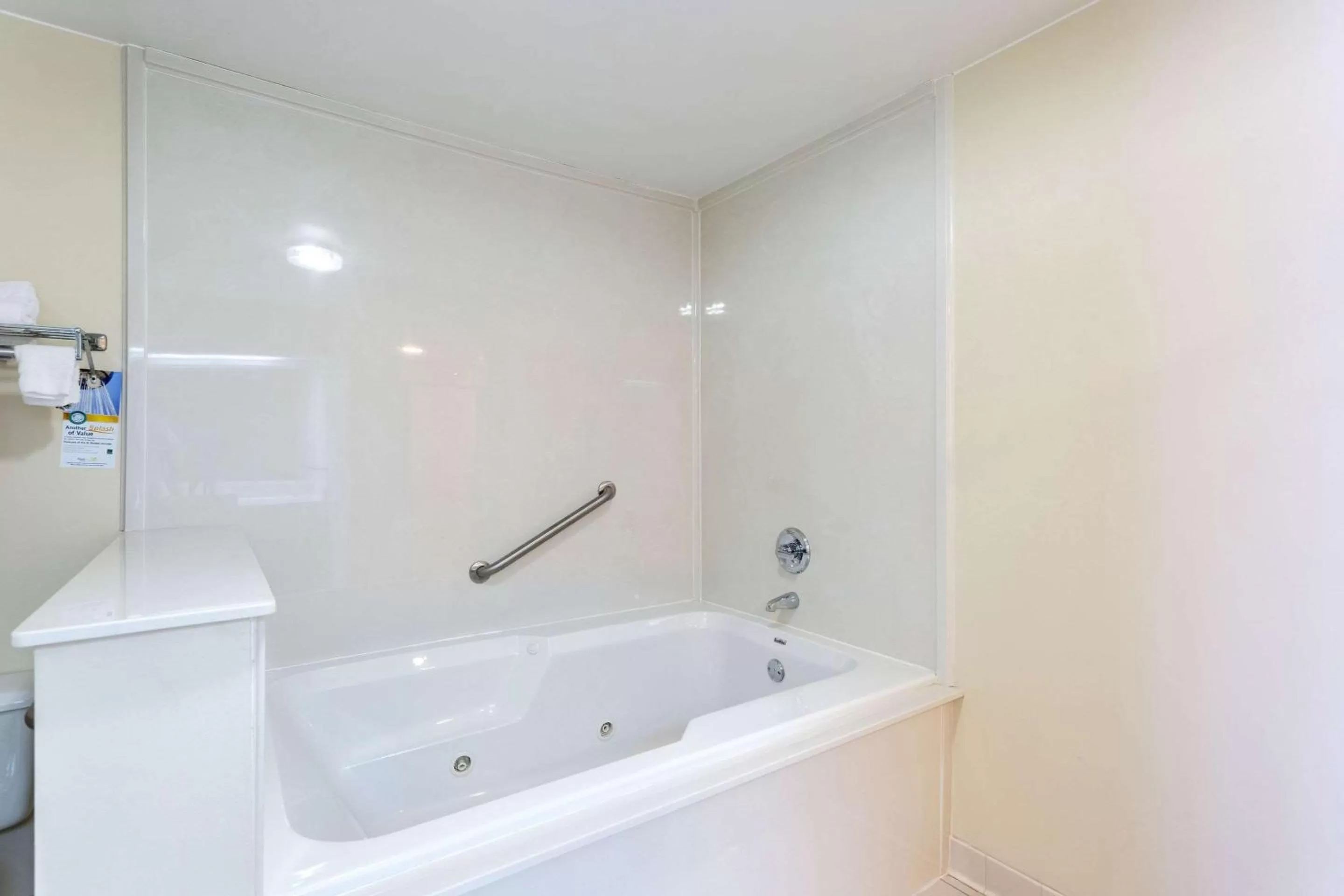 Photo of the whole room in Quality Inn Union City US 51