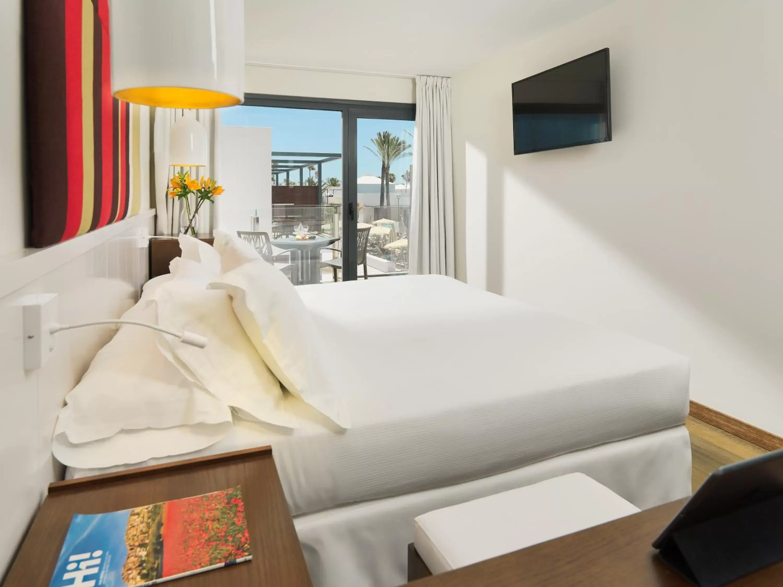 Bed, Room Photo in H10 Ocean Dreams Hotel Boutique - Adults Only