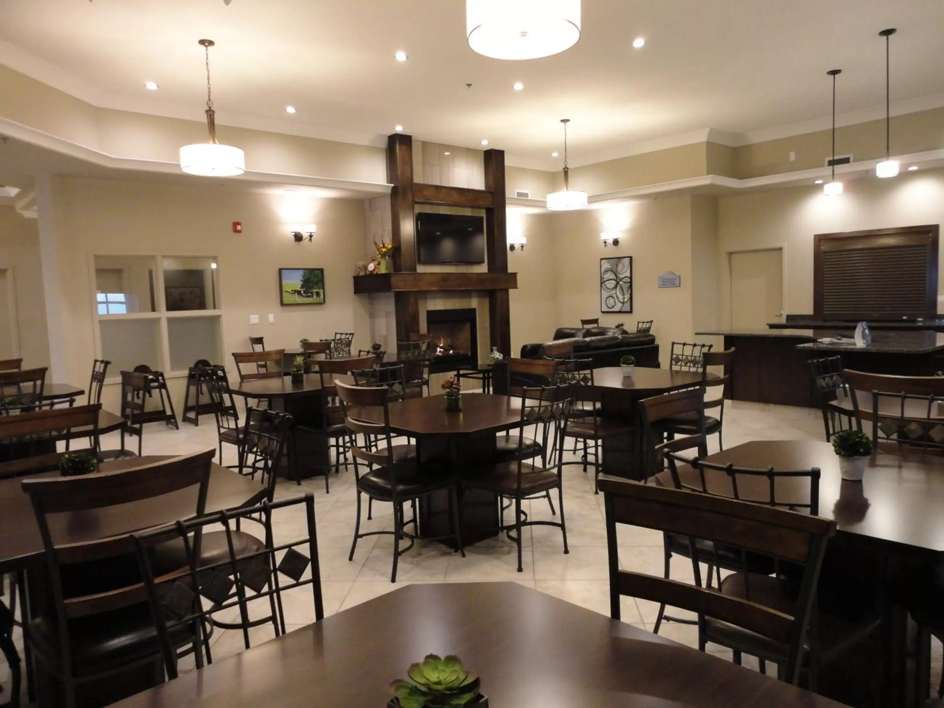 Lobby or reception, Restaurant/Places to Eat in Ramada by Wyndham Emerald Park/Regina East