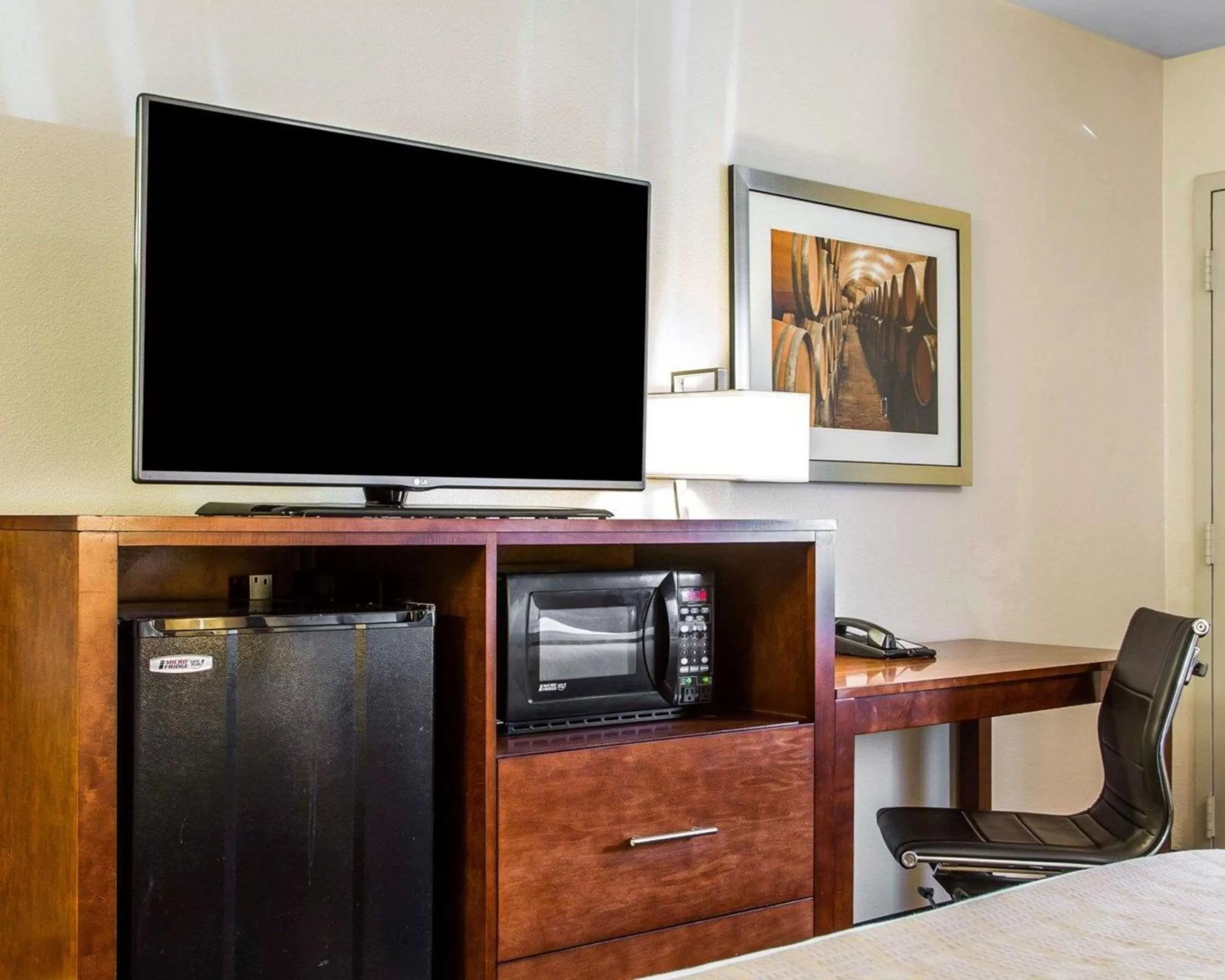 Photo of the whole room, TV/Entertainment Center in Quality Inn Martinez