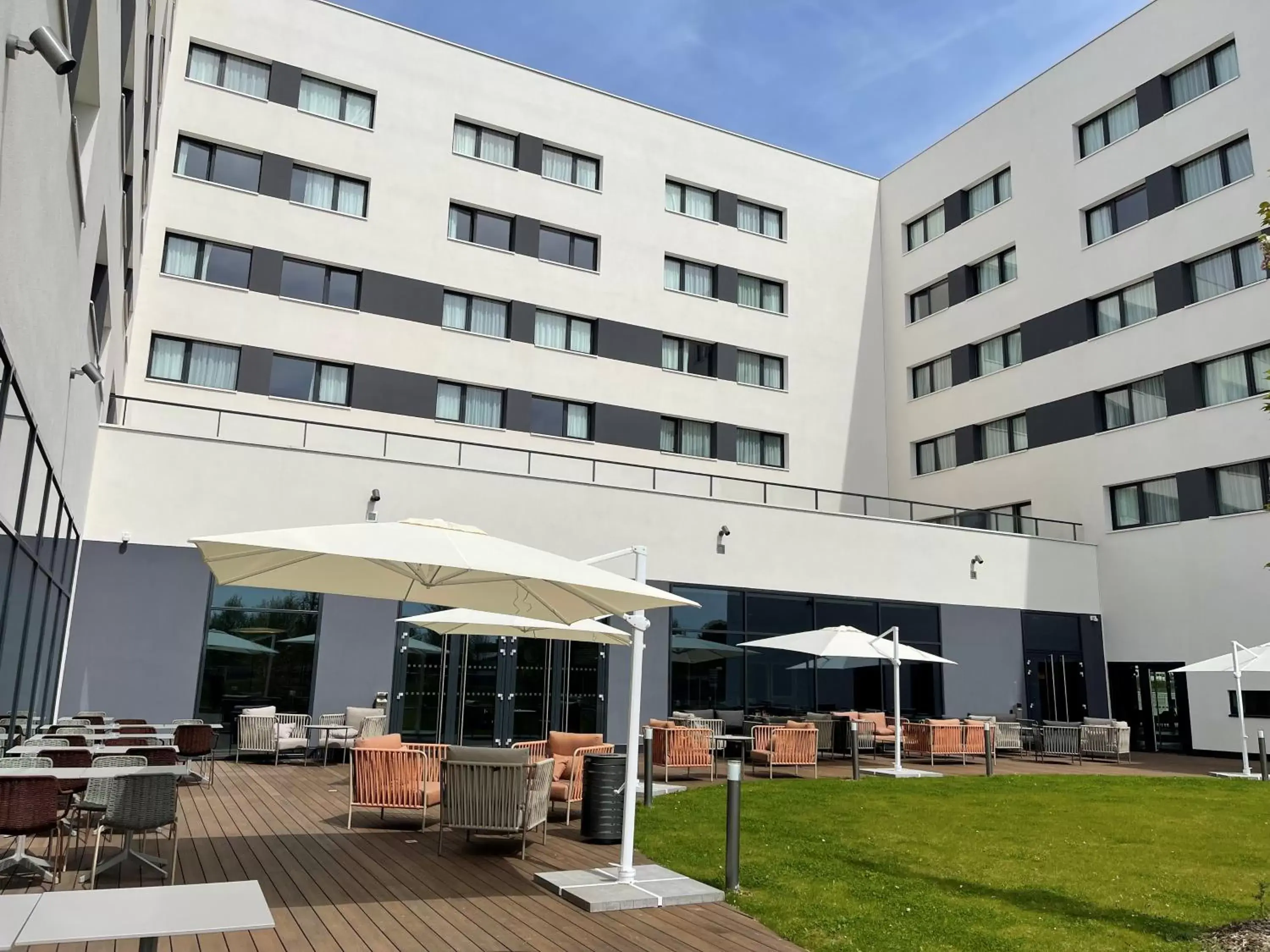 Restaurant/places to eat, Property Building in Holiday Inn Paris CDG Airport an IHG Hotel