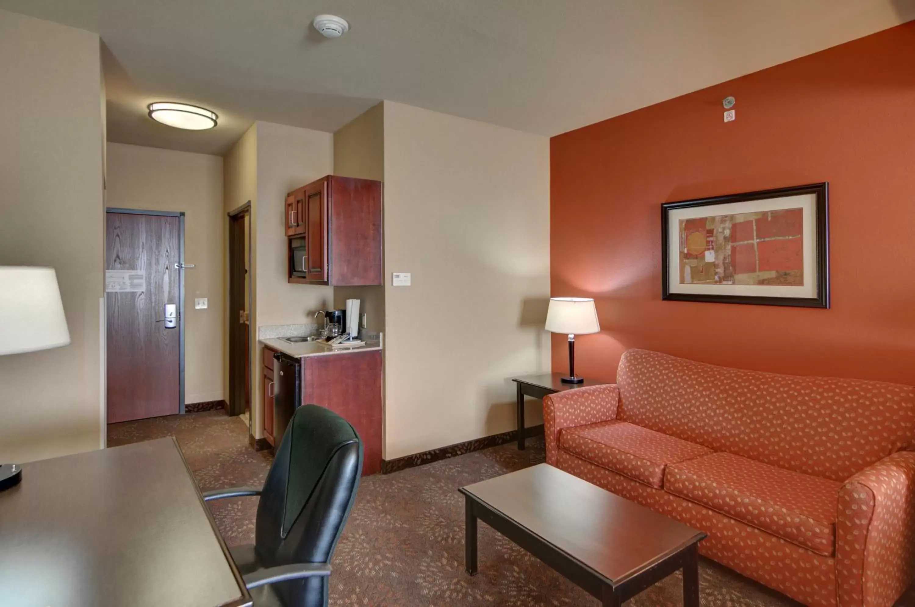 Kitchen or kitchenette, Seating Area in Holiday Inn Express Hotel and Suites Altus, an IHG Hotel