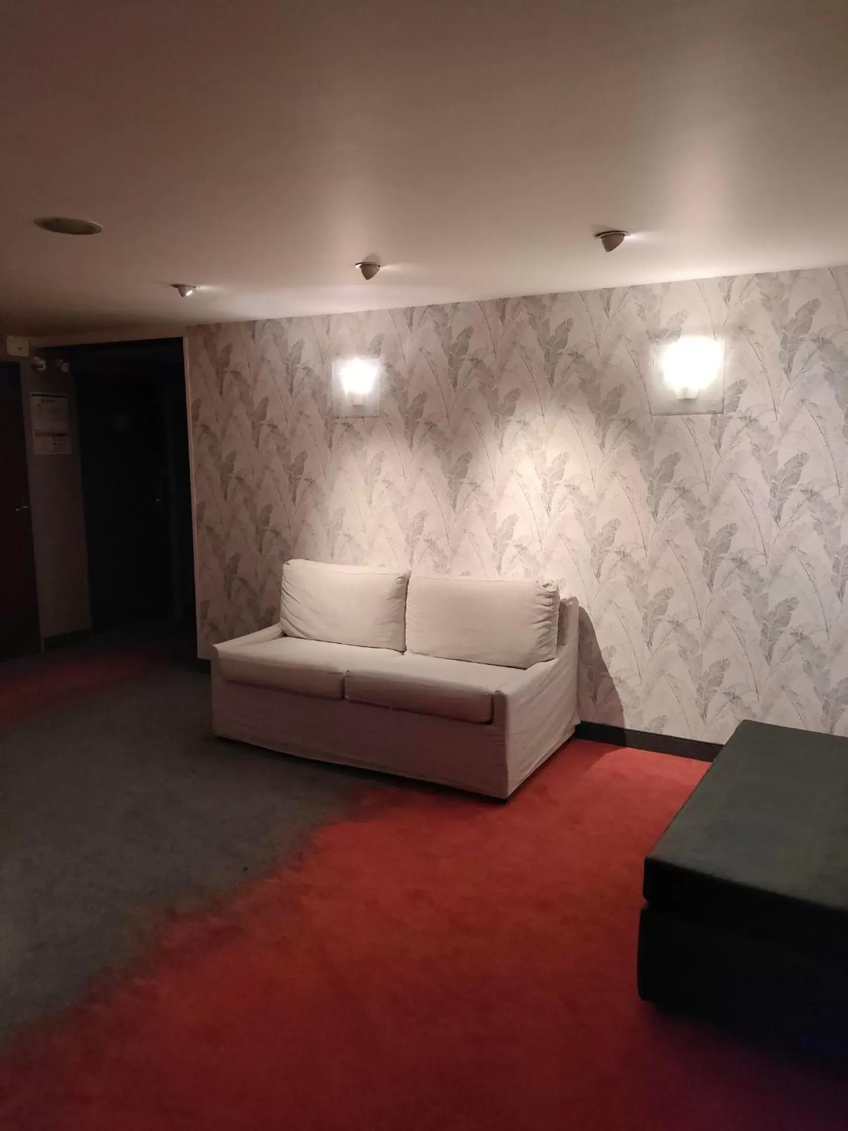 Lobby or reception, Seating Area in ibis Styles Bethune Bruay la Buissière