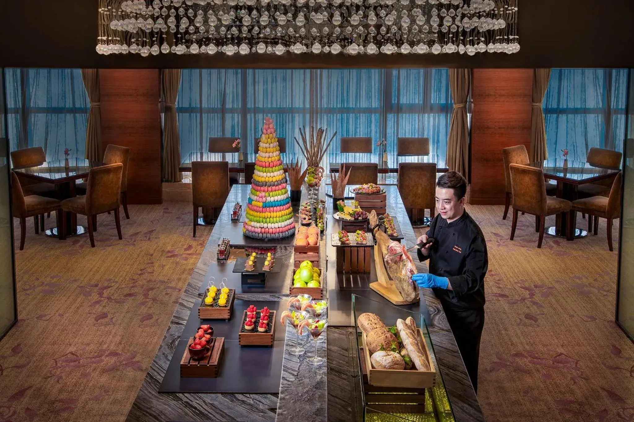 Lounge or bar in Crowne Plaza Shenzhen Longgang City Centre by IHG Lounge or bar in Crowne Plaza Shenzhen Longgang City Centre by IHG