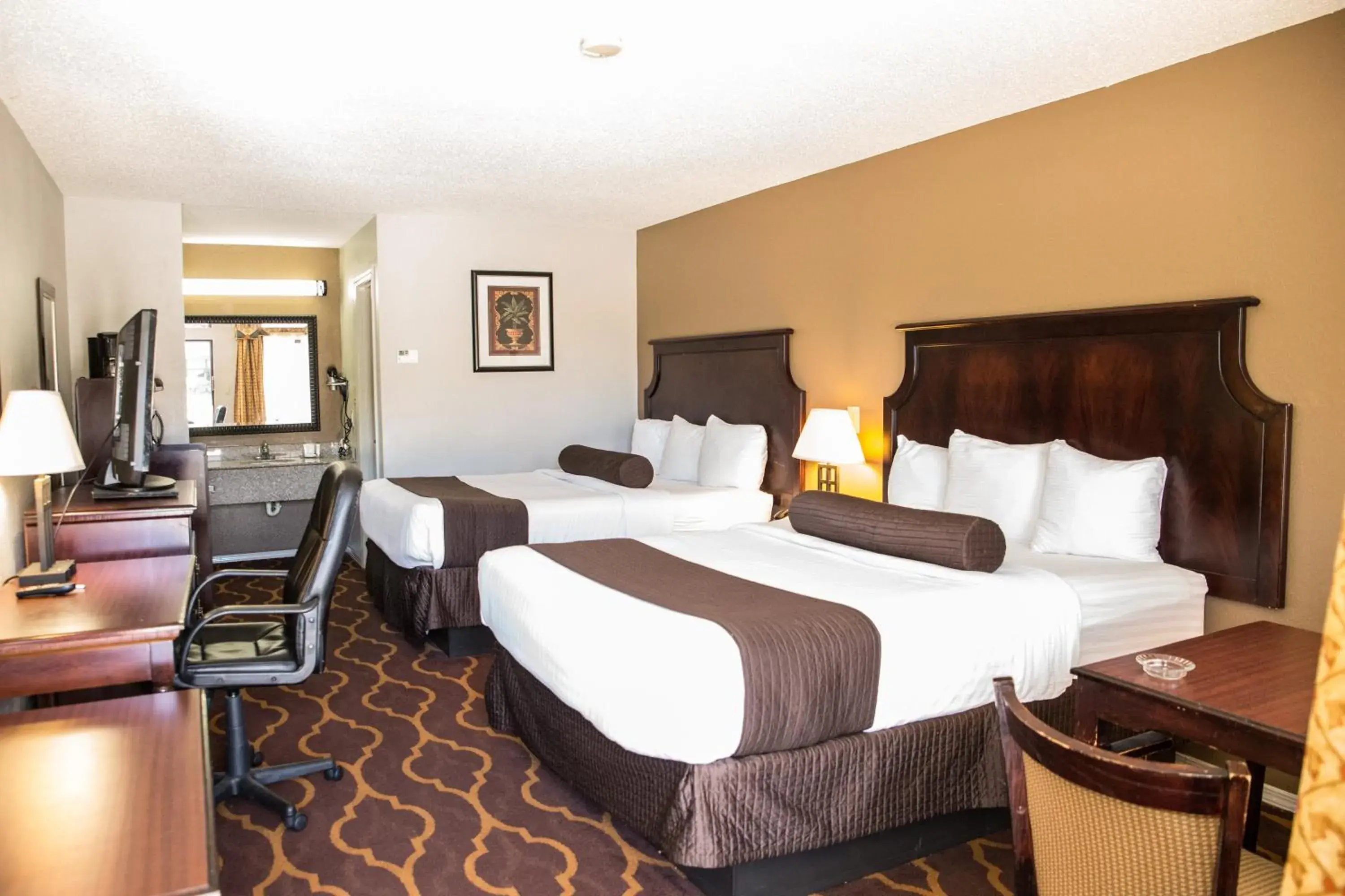 Photo of the whole room, Bed in Mockingbird Inn & Suites