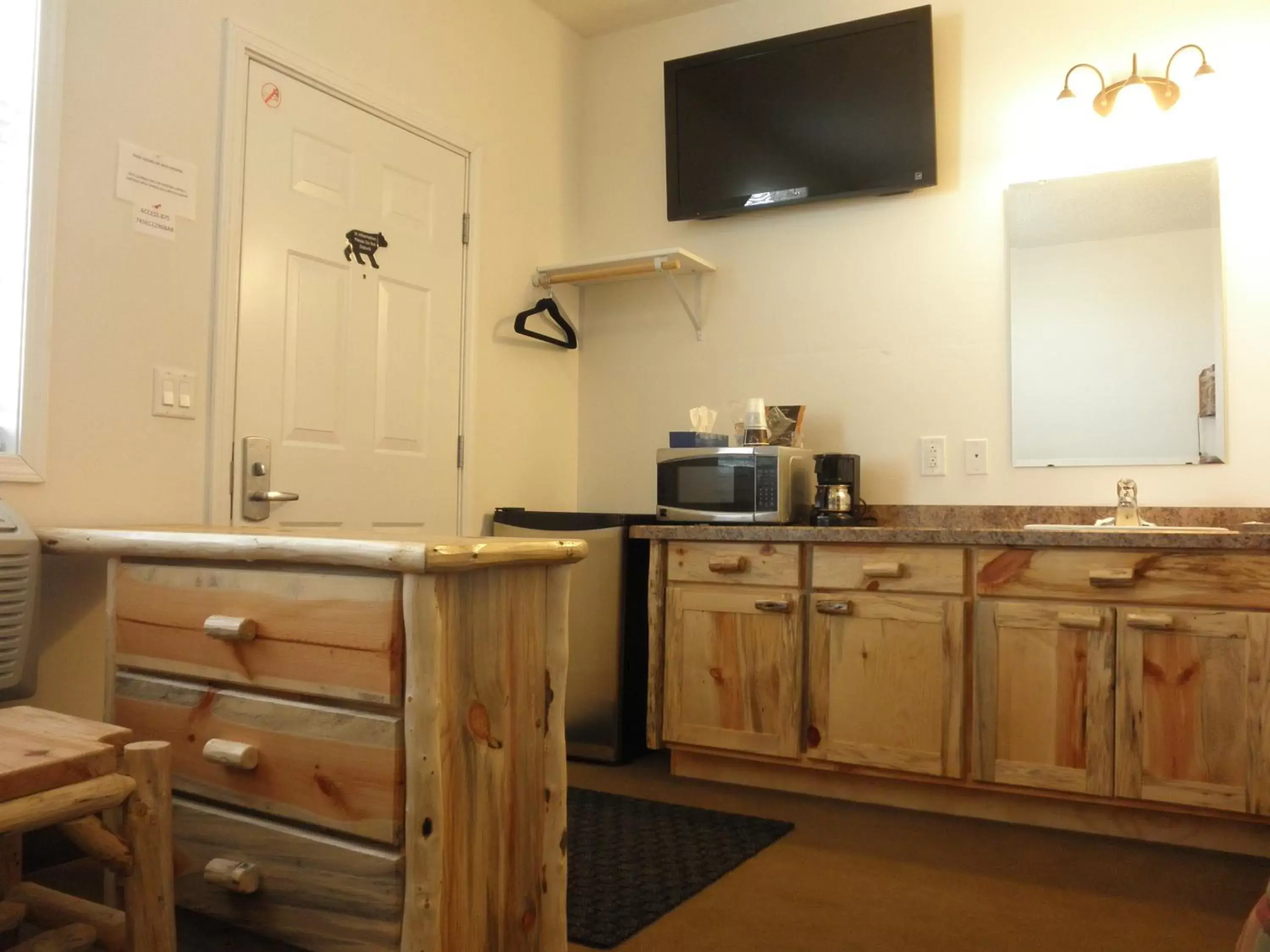 Bathroom, TV/Entertainment Center in Bear's Den Lodge