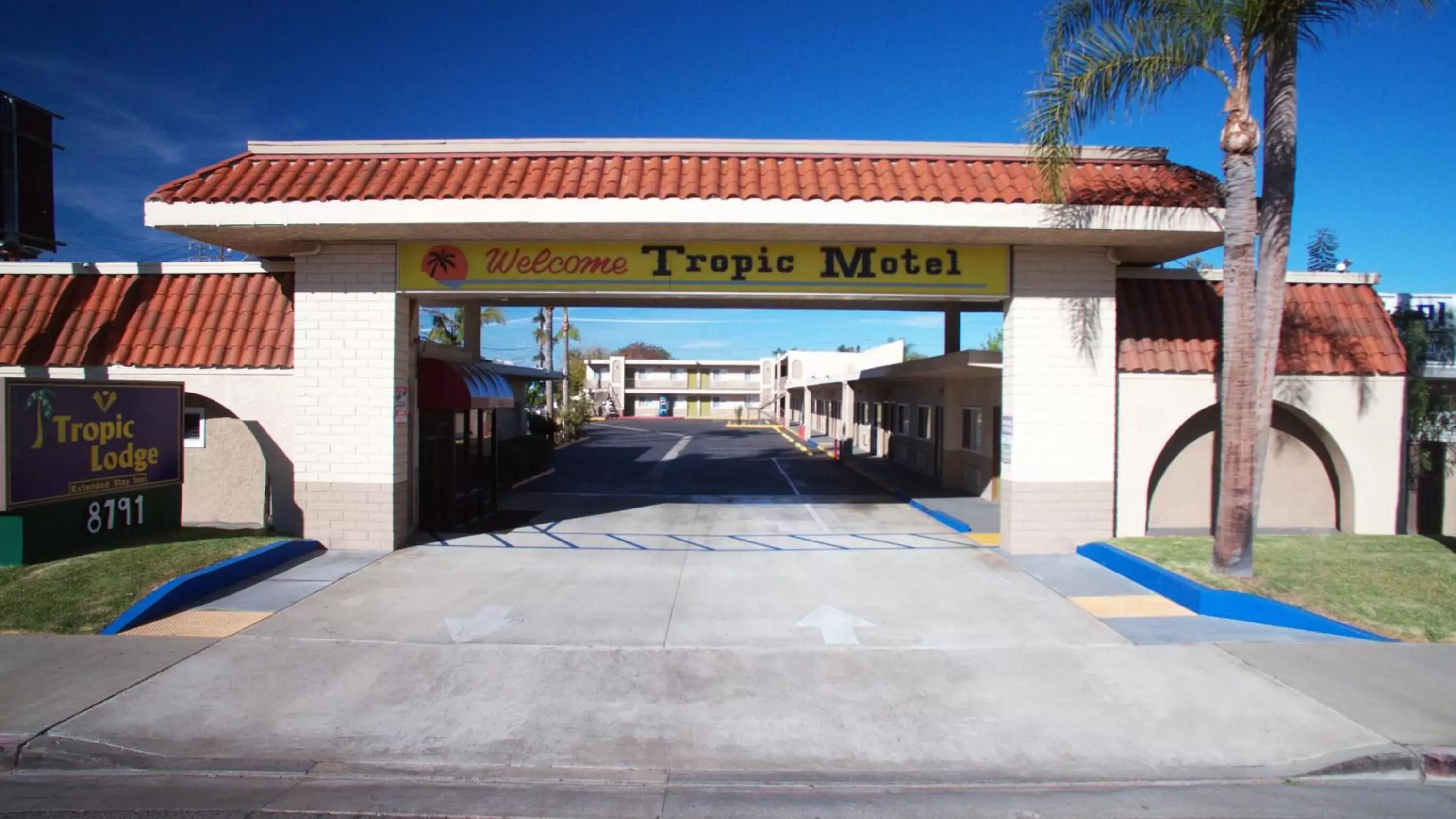 Facade/entrance in Tropic Lodge