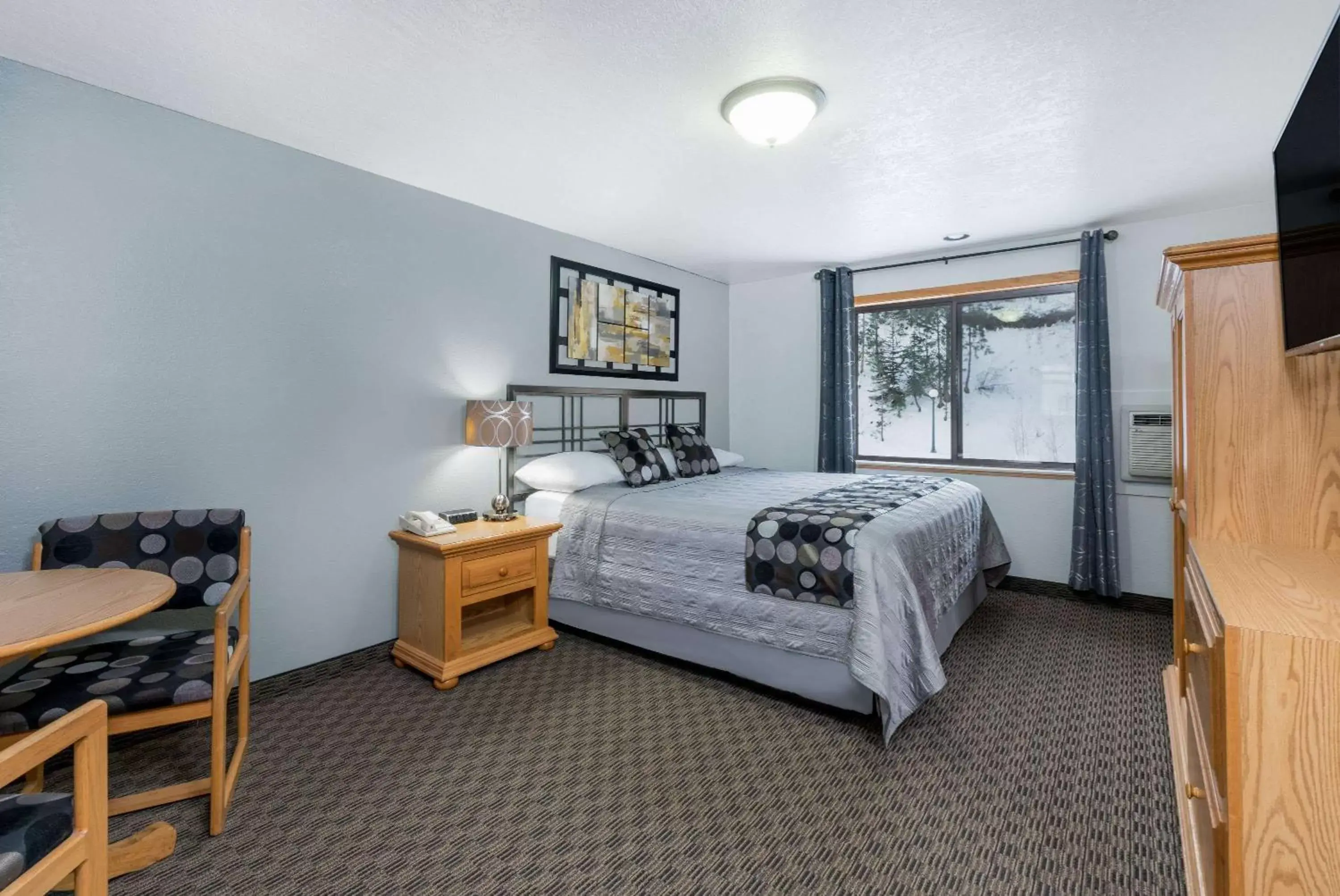 Photo of the whole room, Bed in Super 8 by Wyndham Deadwood Black Hills Area