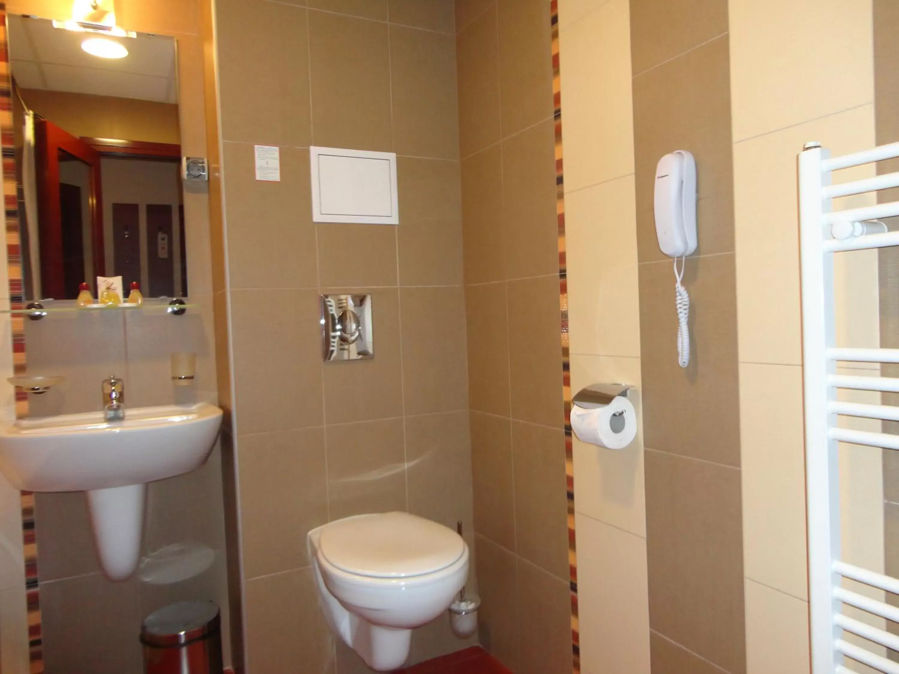 Bathroom in Favorit Hotel