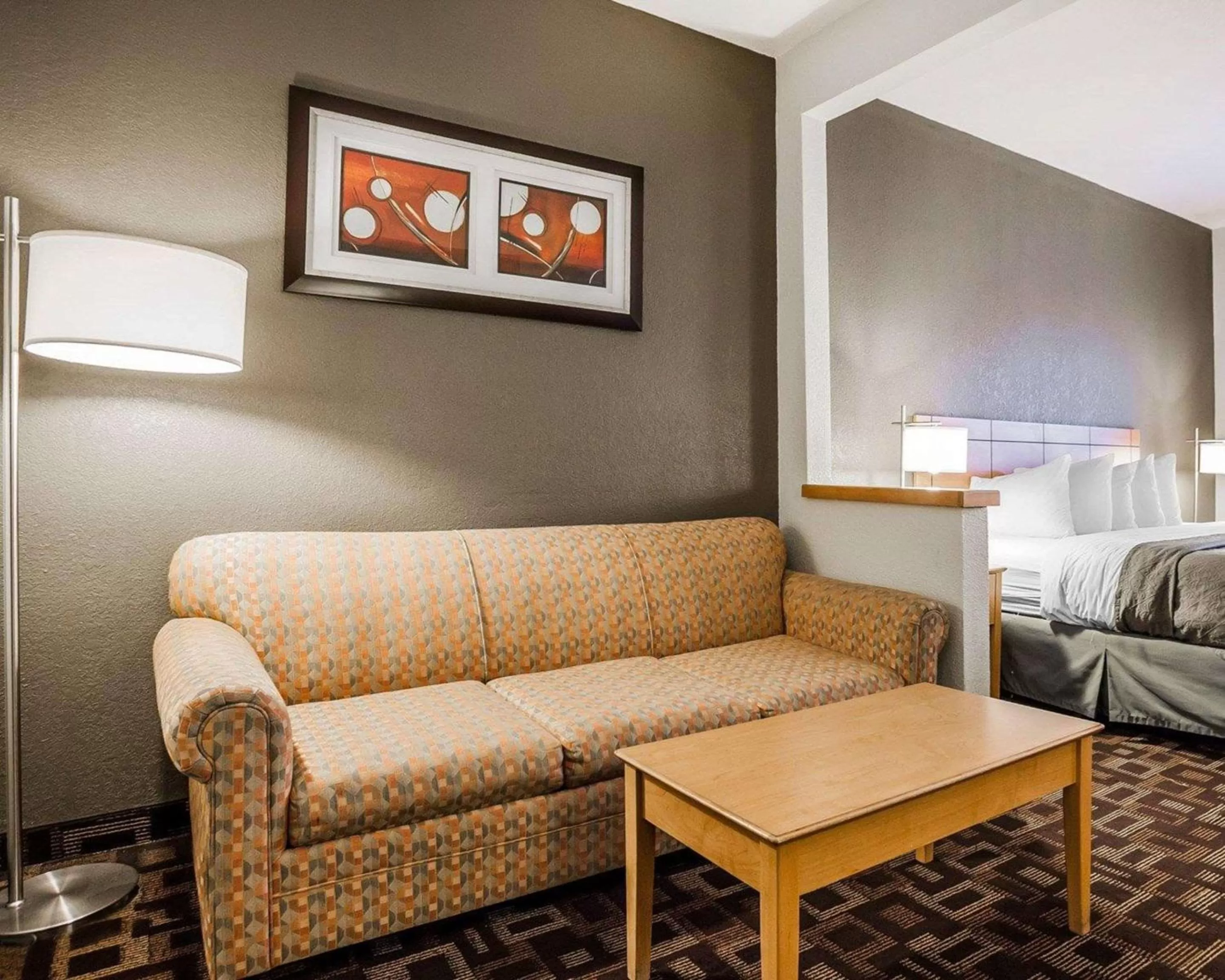 Photo of the whole room, Bed in Quality Inn & Suites Des Moines Airport