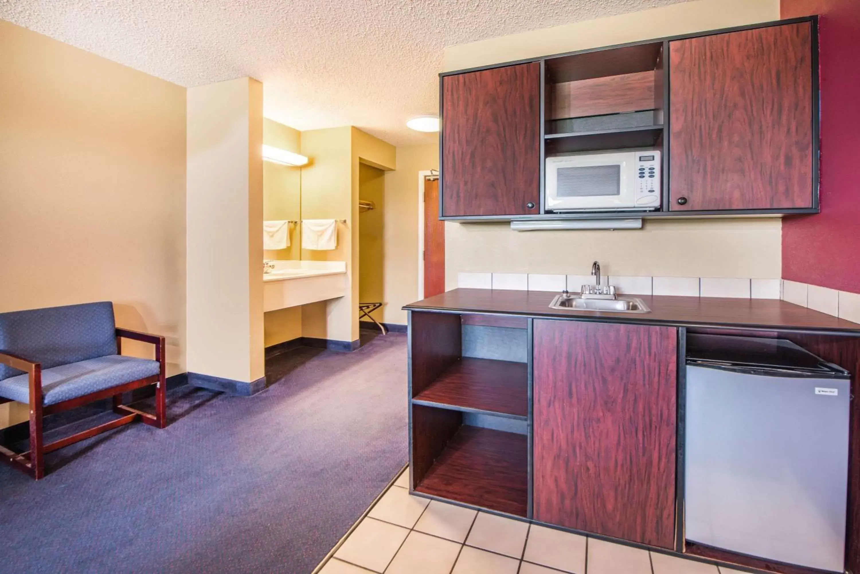 Kitchen or kitchenette, Kitchen/Kitchenette in Super 8 by Wyndham Big Cabin/Vinita Area