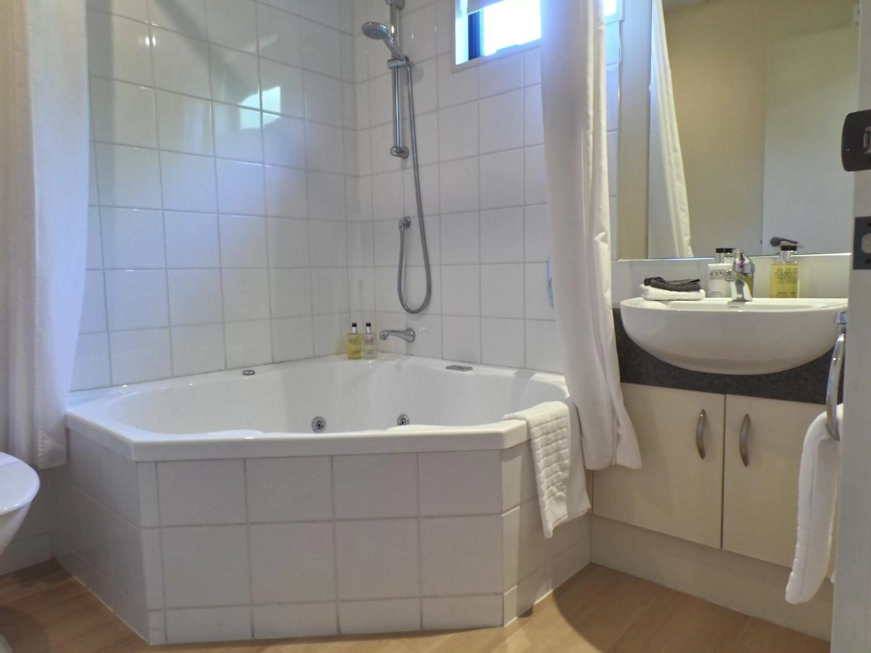 Bathroom in Abbella Lodge Motel