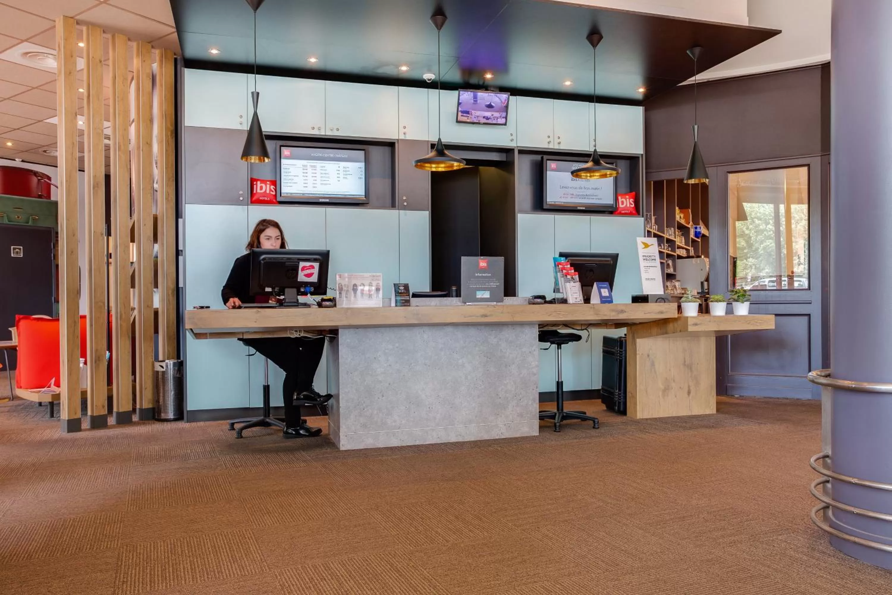 Lobby or reception in ibis Angers Centre Chateau