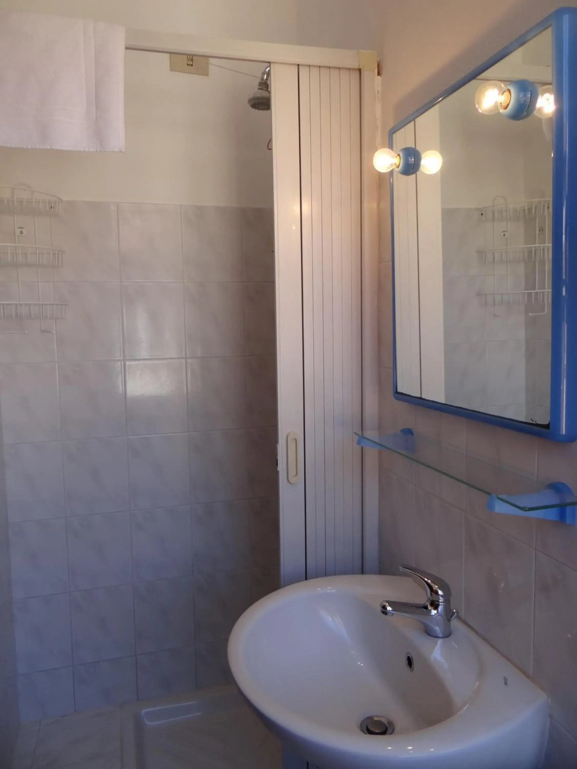 Shower, Bathroom in Hotel Amendola Fiera