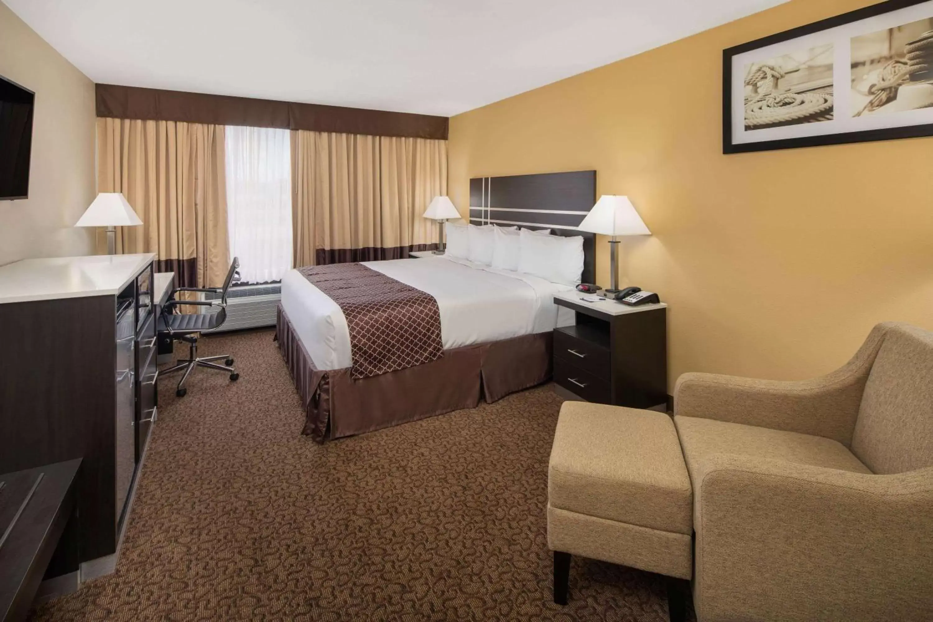 Photo of the whole room, Bed in Baymont Inn & Suites by Wyndham Hammond