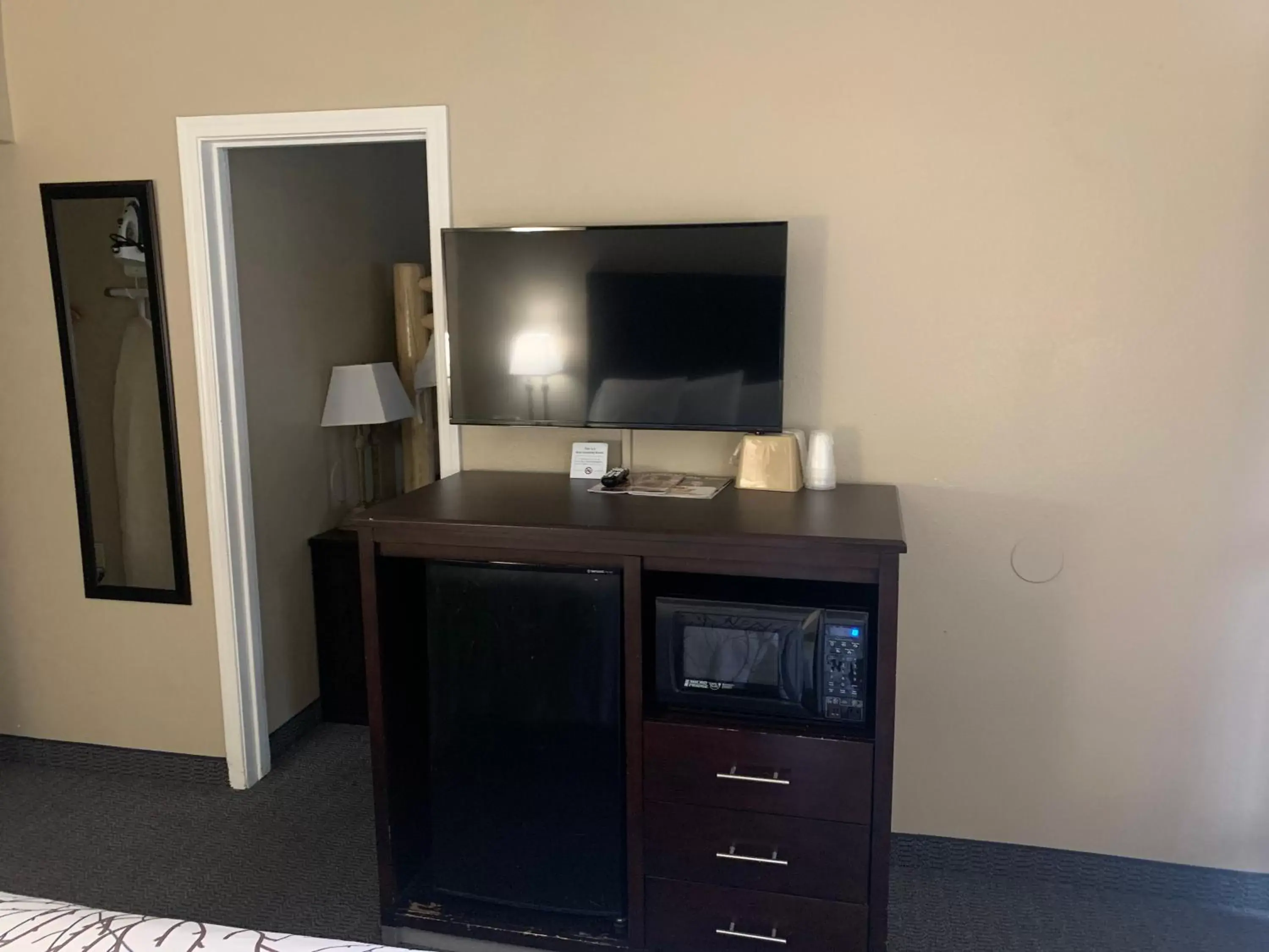 TV and multimedia, TV/Entertainment Center in Black Jack Inn