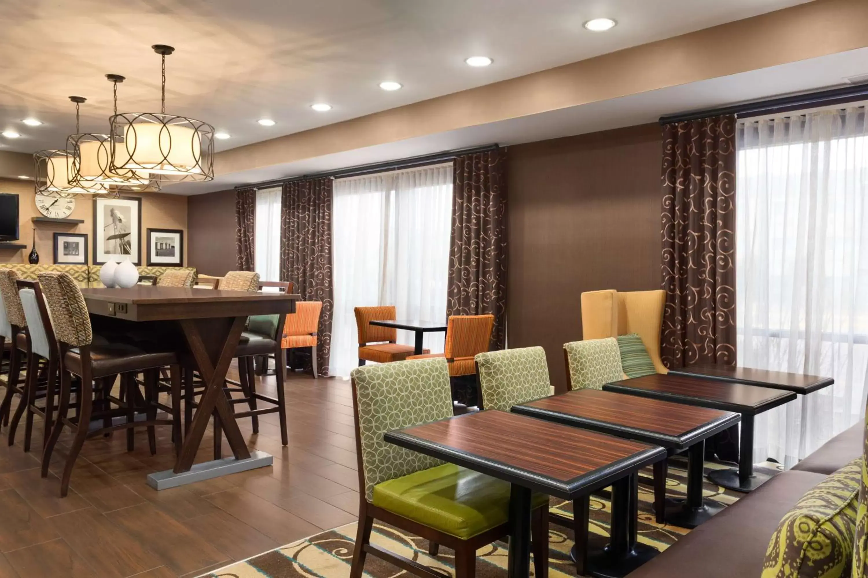 Lobby or reception, Dining Area in Hampton Inn Wichita-East