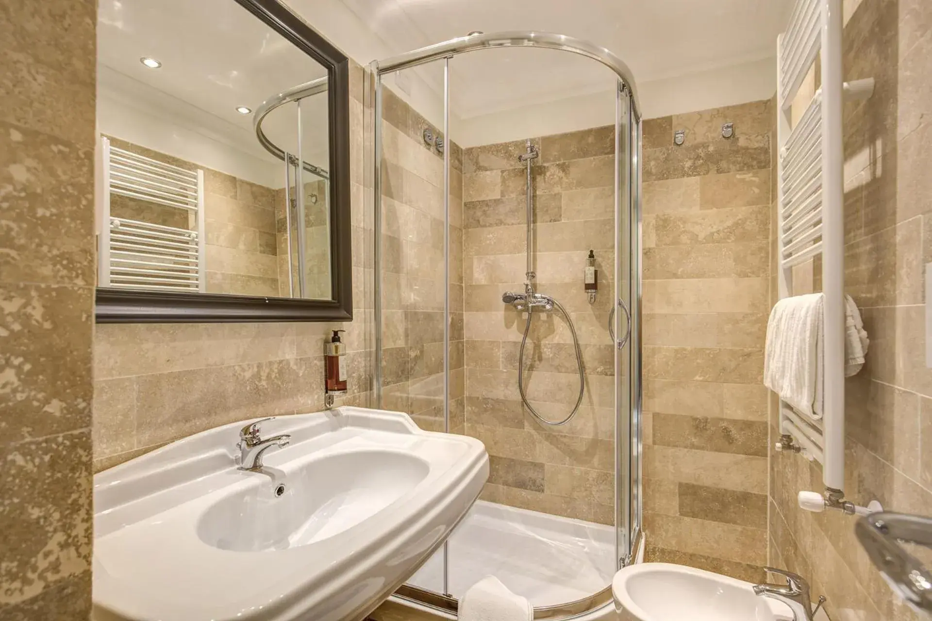 Shower, Bathroom in Hotel dei Quiriti Suite