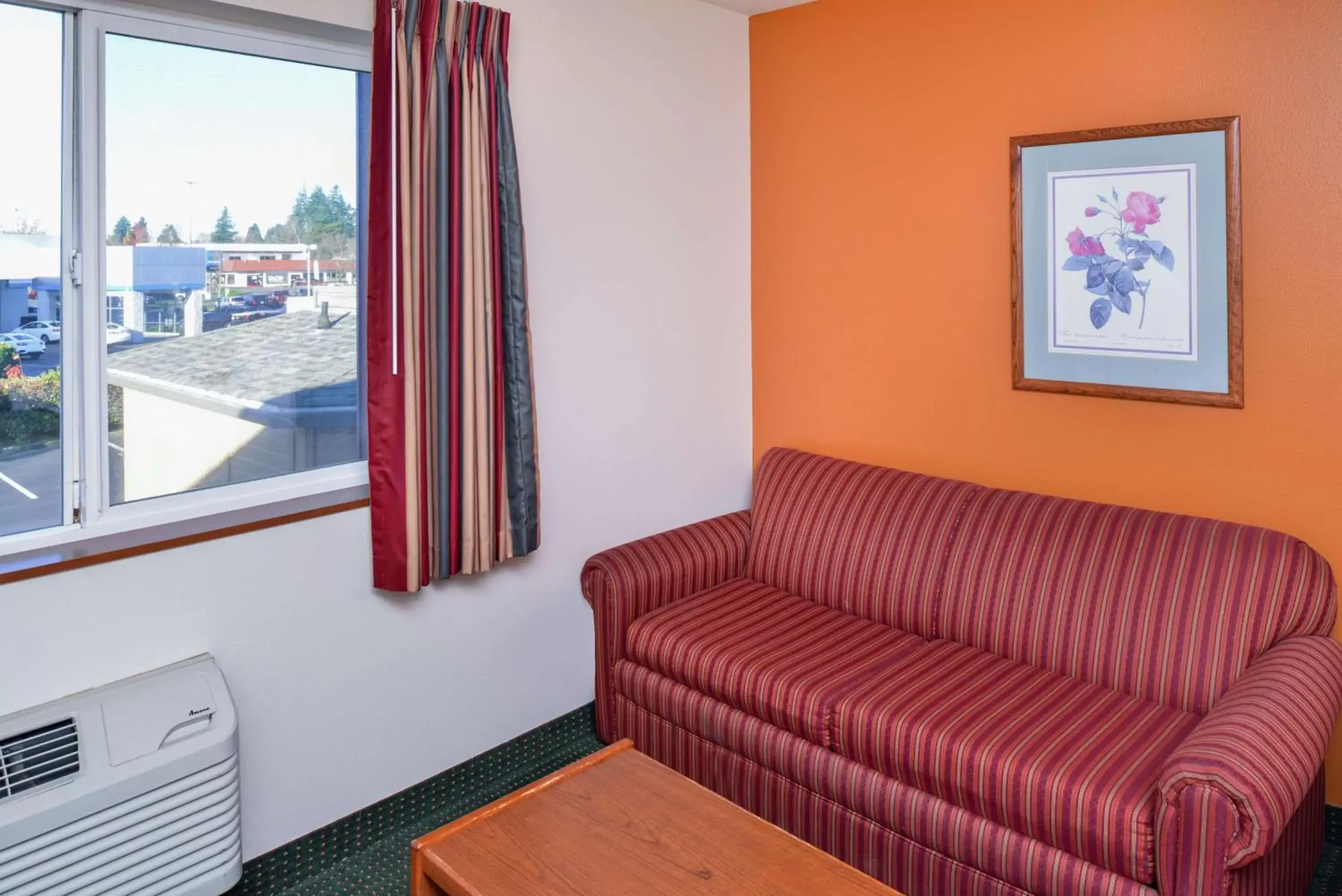 Photo of the whole room, Seating Area in Travelodge by Wyndham, Newberg