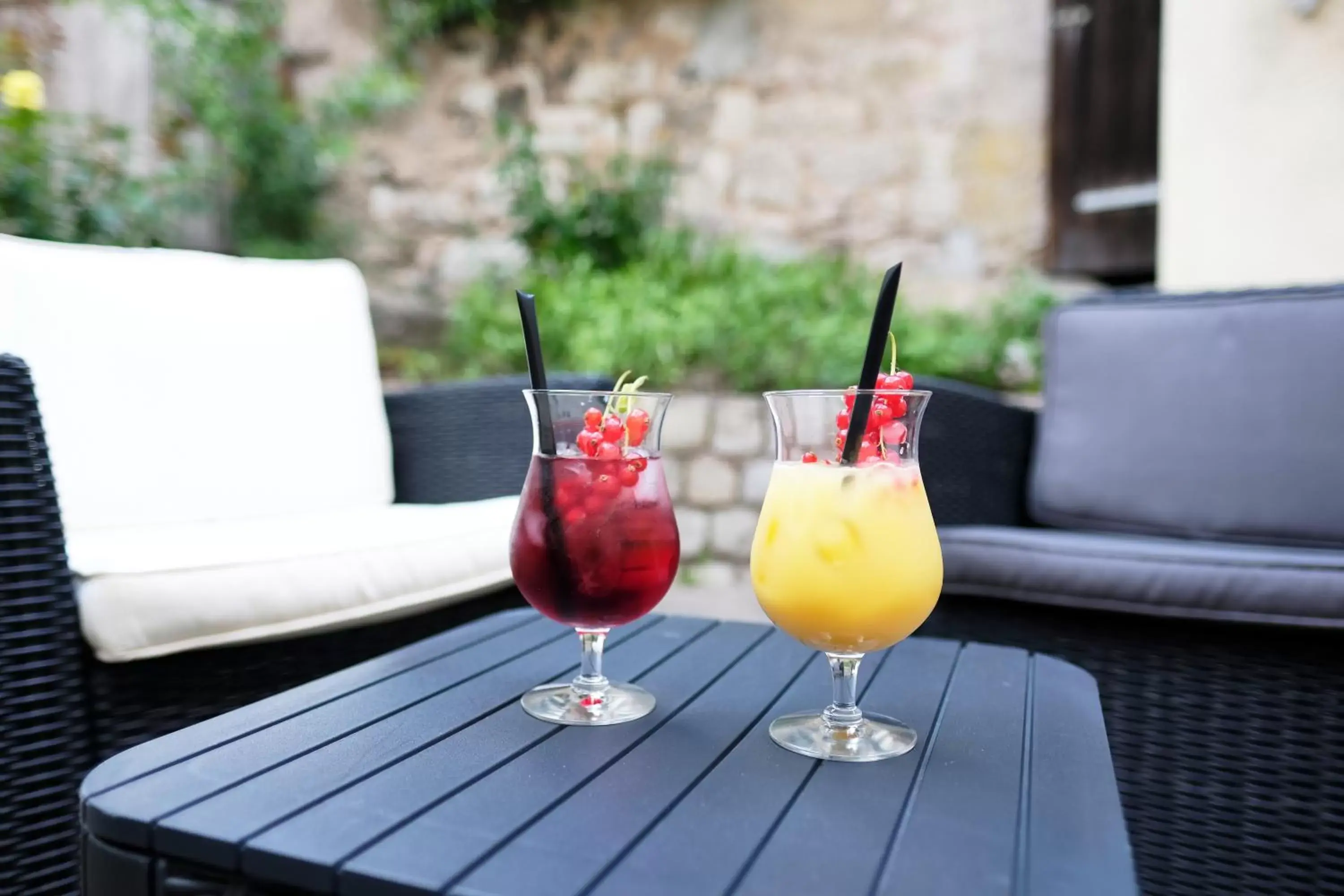 Patio, Drinks in Romantica Hotel Blauer Hecht