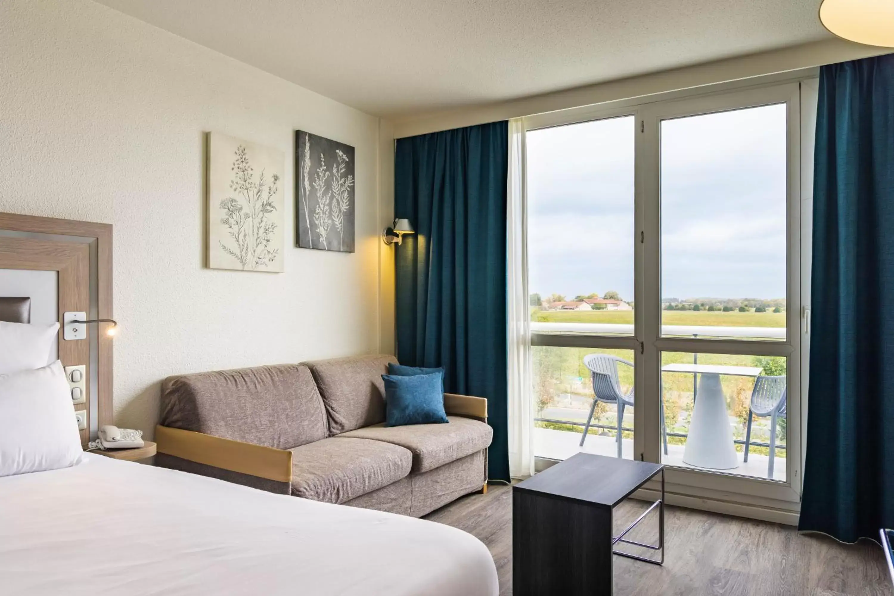 Bedroom, Seating Area in Novotel Senart Golf De Greenparc