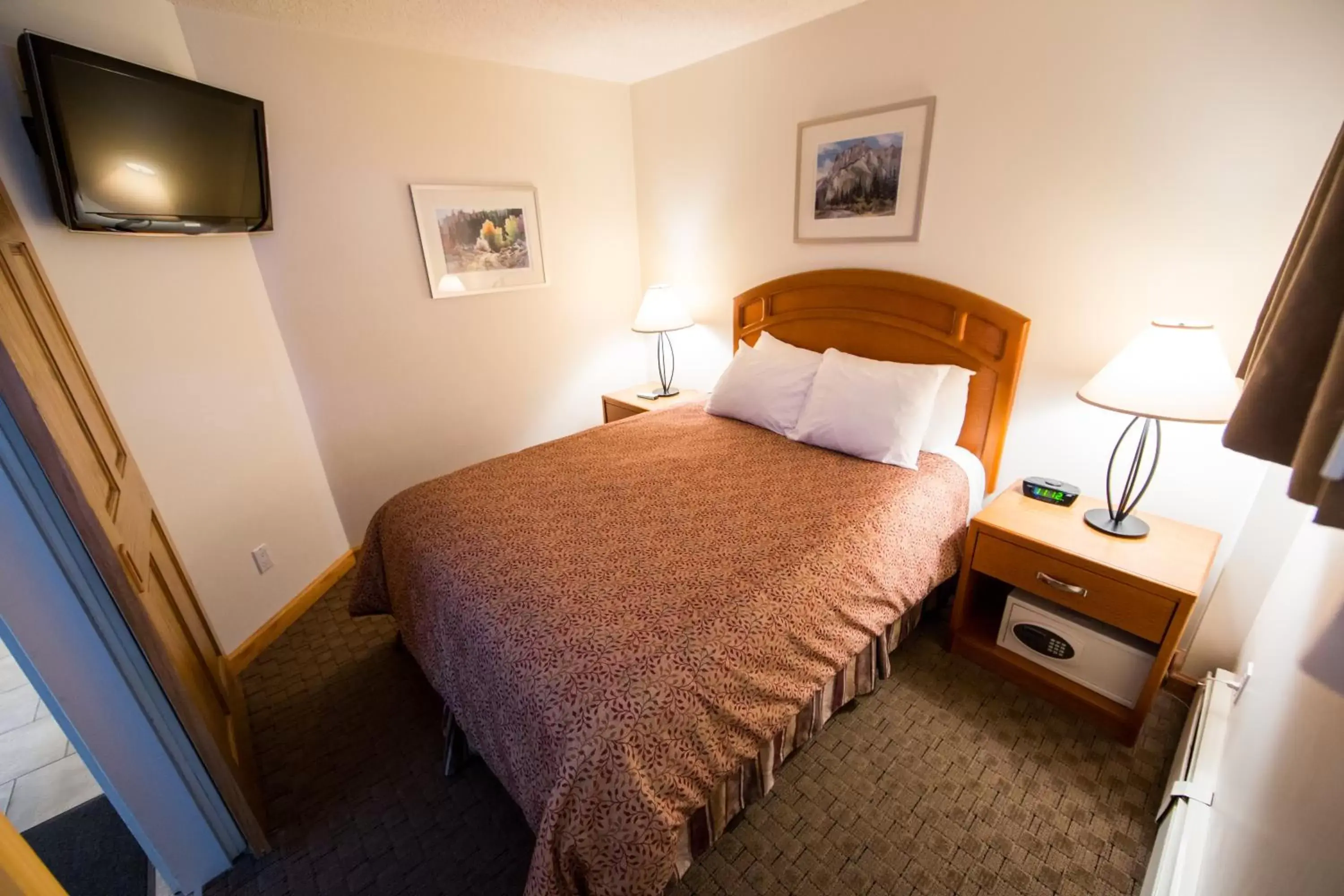 Bedroom, Bed in Jasper Inn & Suites by INNhotels