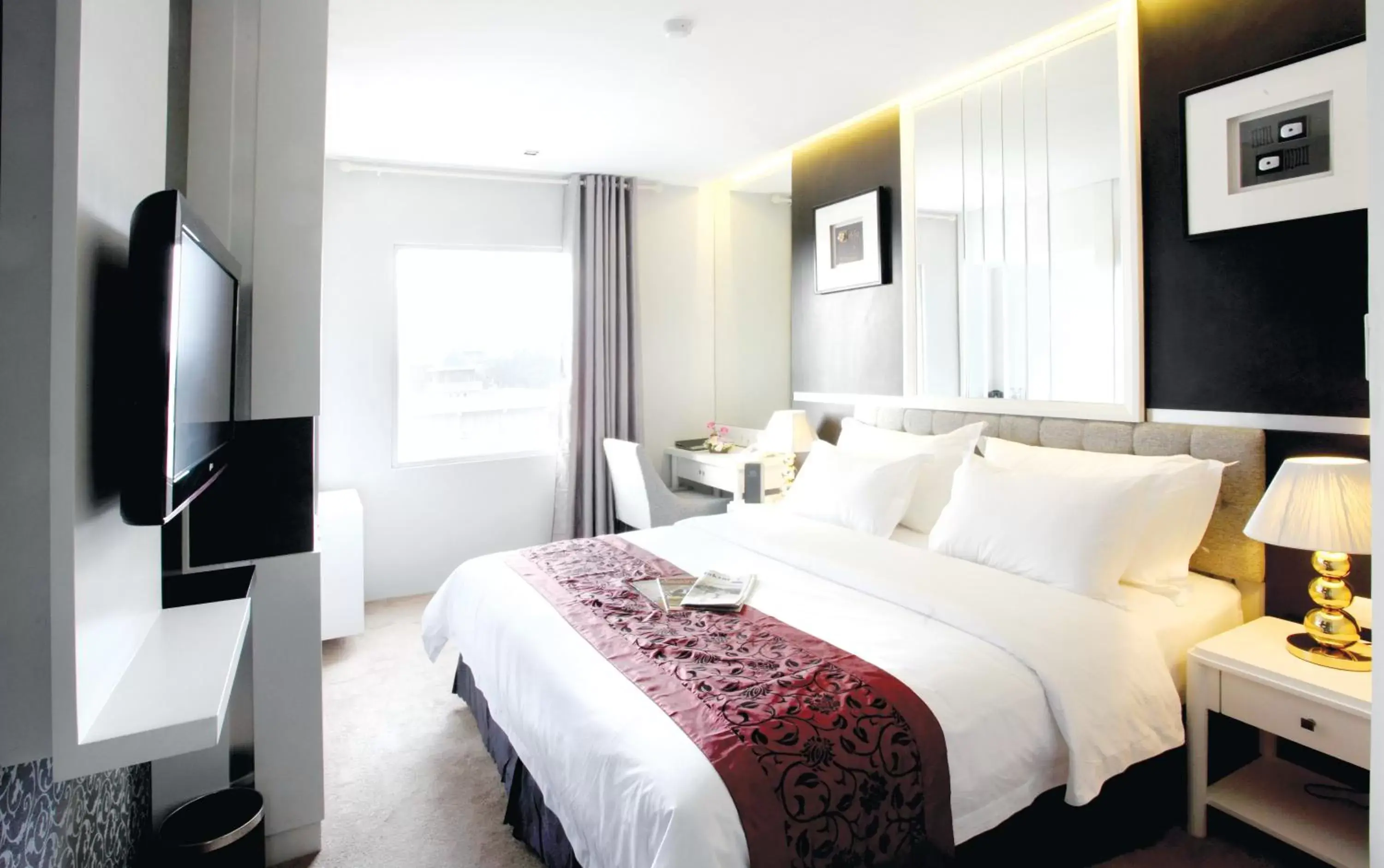 Photo of the whole room, Bed in Gino Feruci Braga by KAGUM Hotels