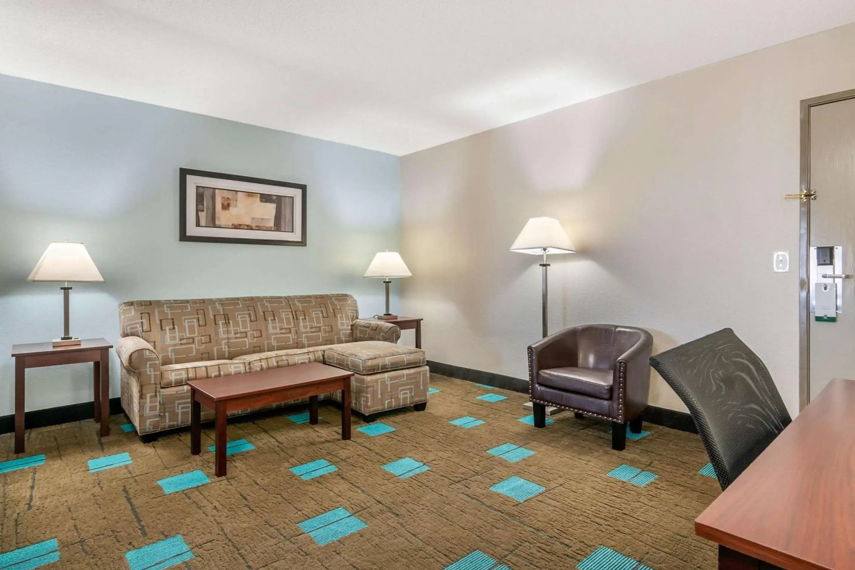 Photo of the whole room, Seating Area in Quality Suites Kansas City International Airport