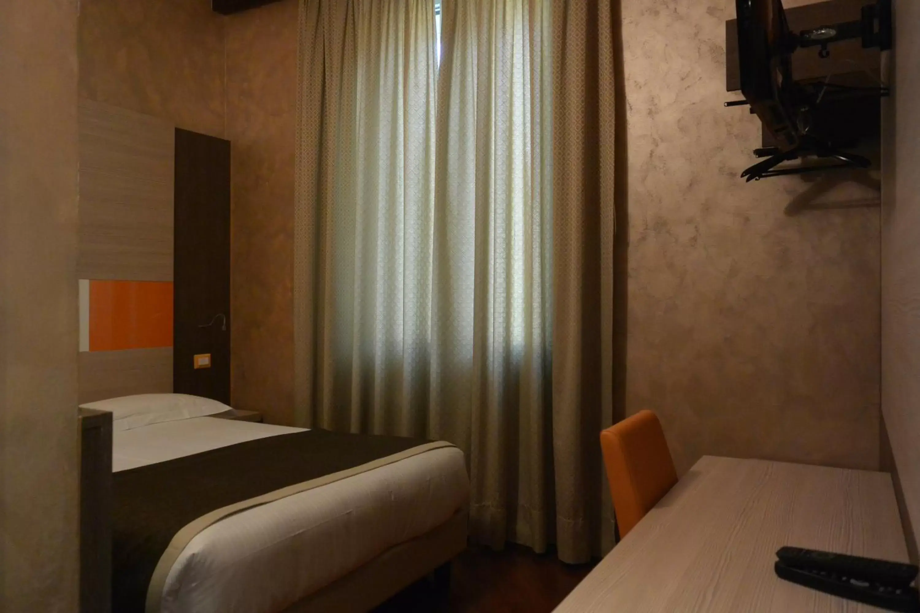 Bed in Hotel Metrò