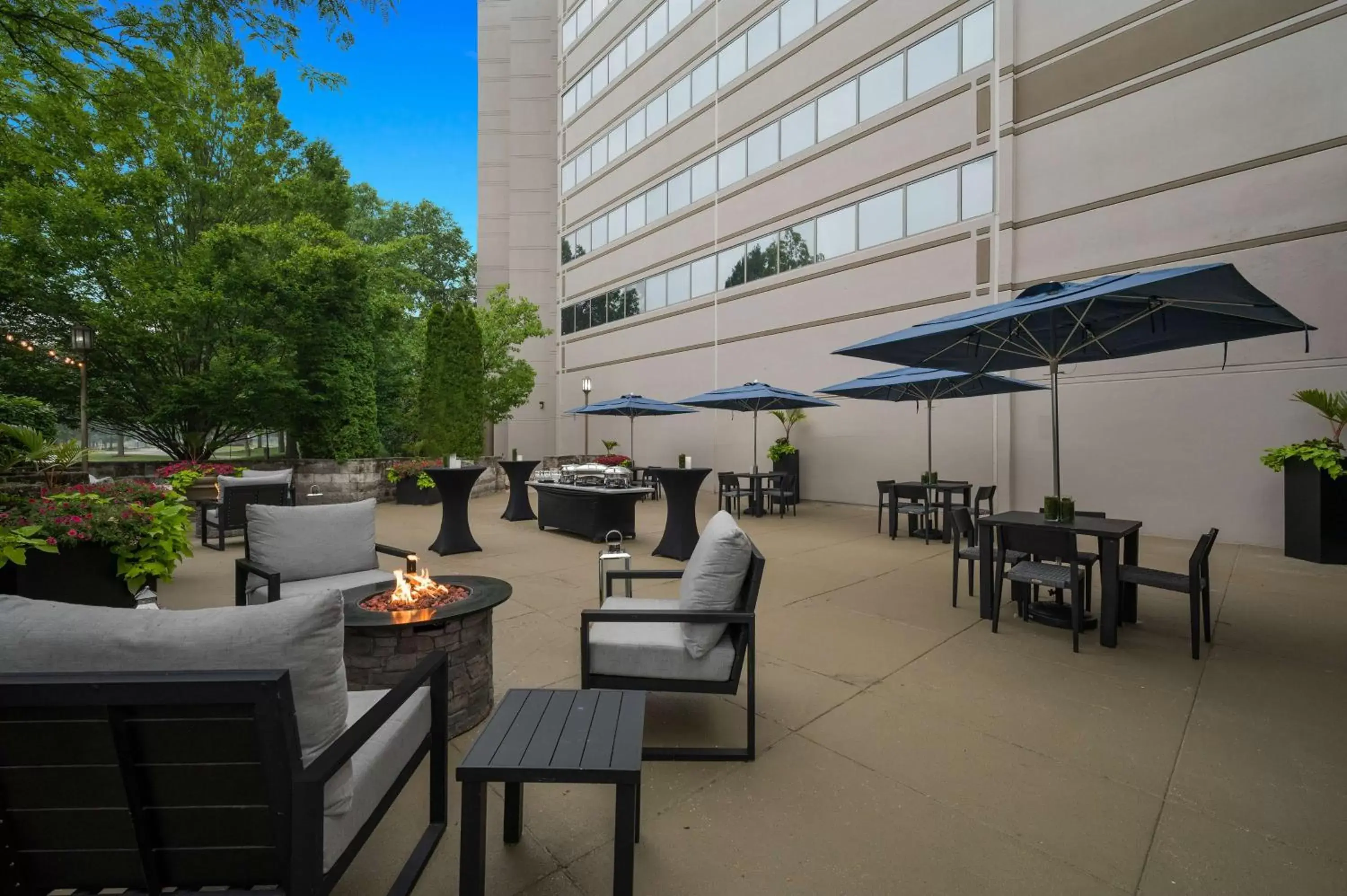 Property building, Restaurant/Places to Eat in Embassy Suites by Hilton Detroit Troy Auburn Hills