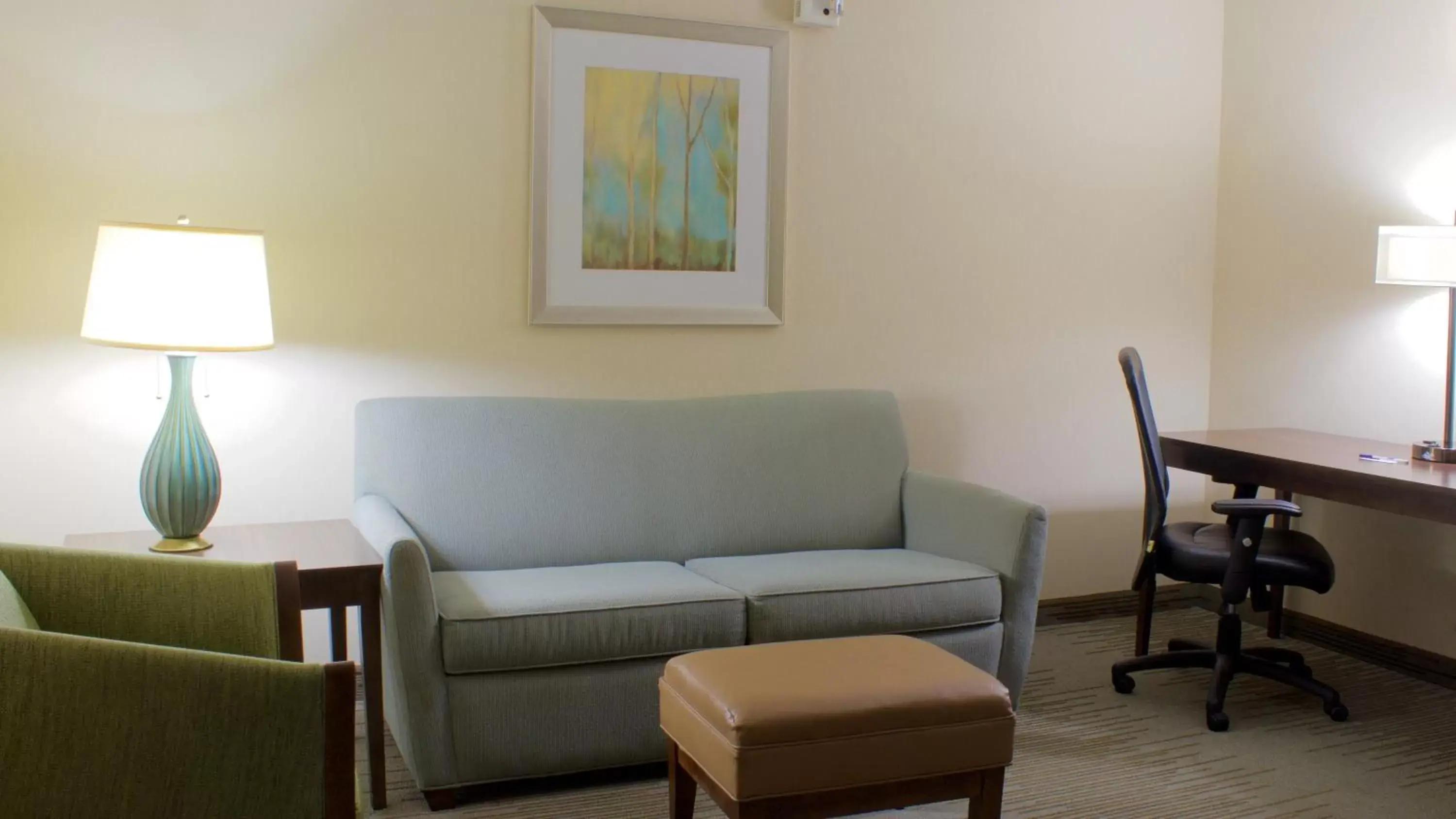 Photo of the whole room, Seating Area in Holiday Inn Express Hotel & Suites-St. Paul, an IHG Hotel