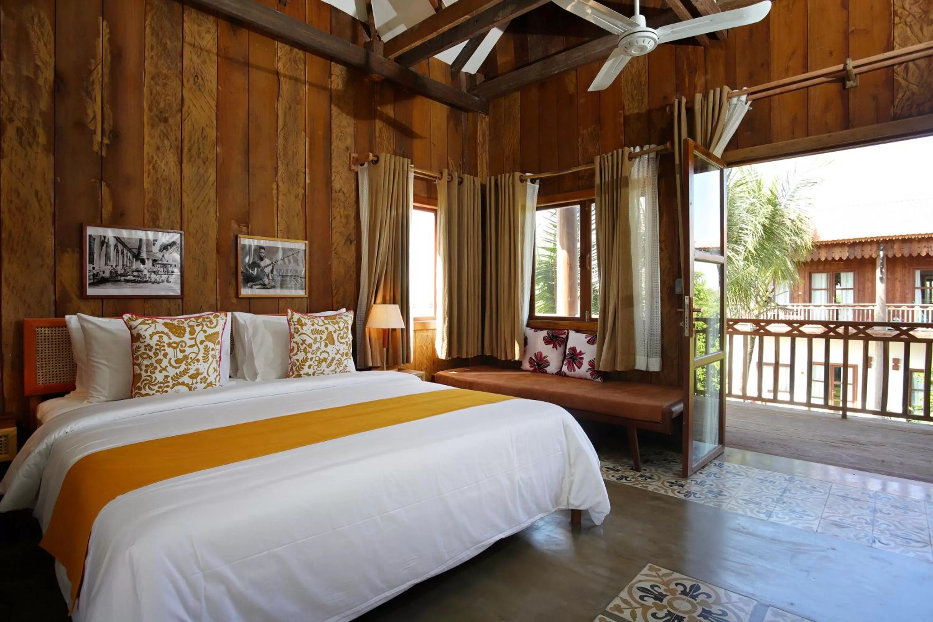 Bed in Dontrei Villa Angkor